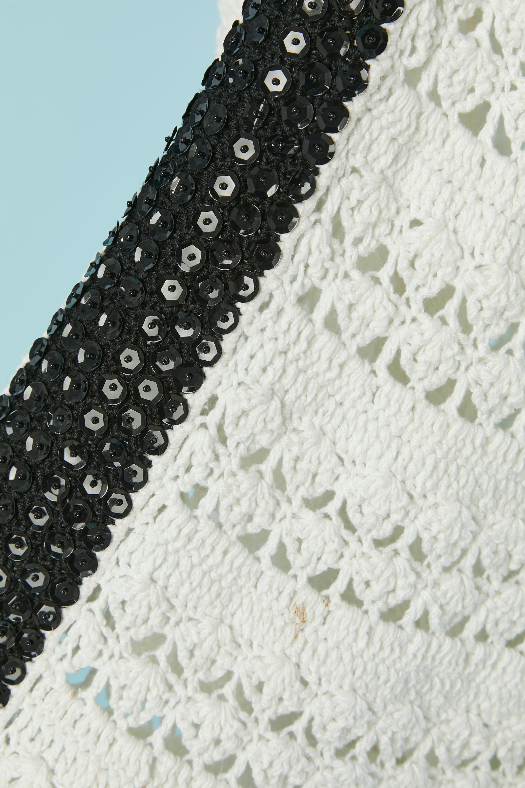 Robe en coton blanc avec bord en paillettes noires Crochet philippines Circa 1970 Excellent état - En vente à Saint-Ouen-Sur-Seine, FR