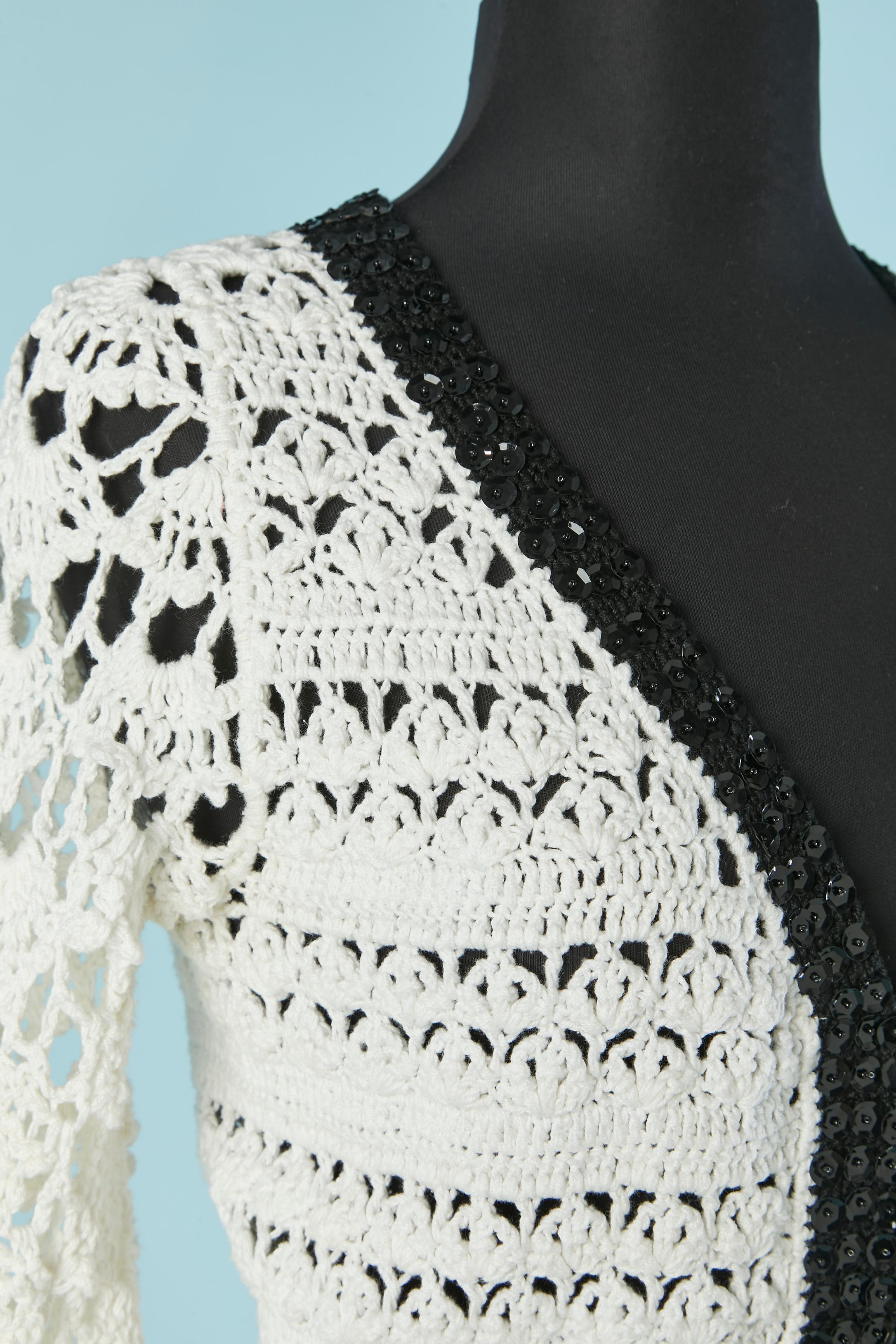 Robe en coton blanc avec bord en paillettes noires Crochet philippines Circa 1970 Pour femmes en vente