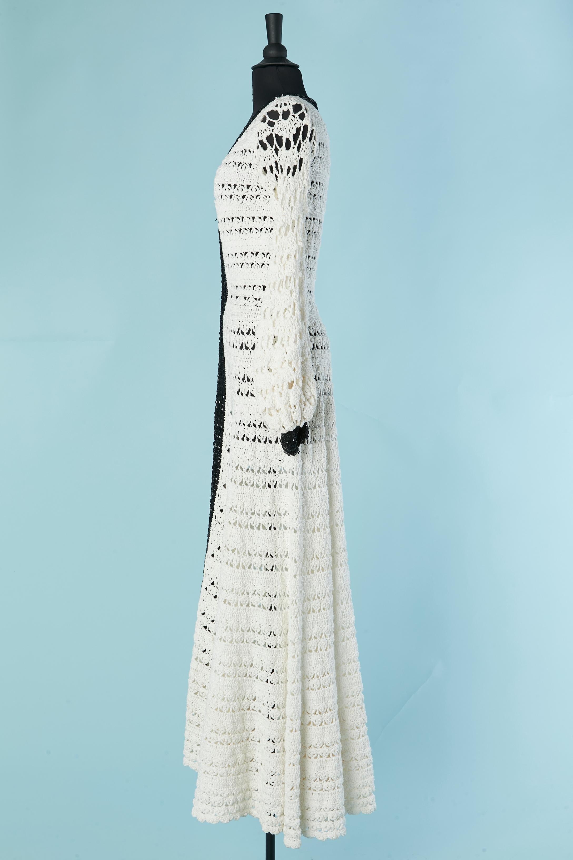 Robe en coton blanc avec bord en paillettes noires Crochet philippines Circa 1970 en vente 1