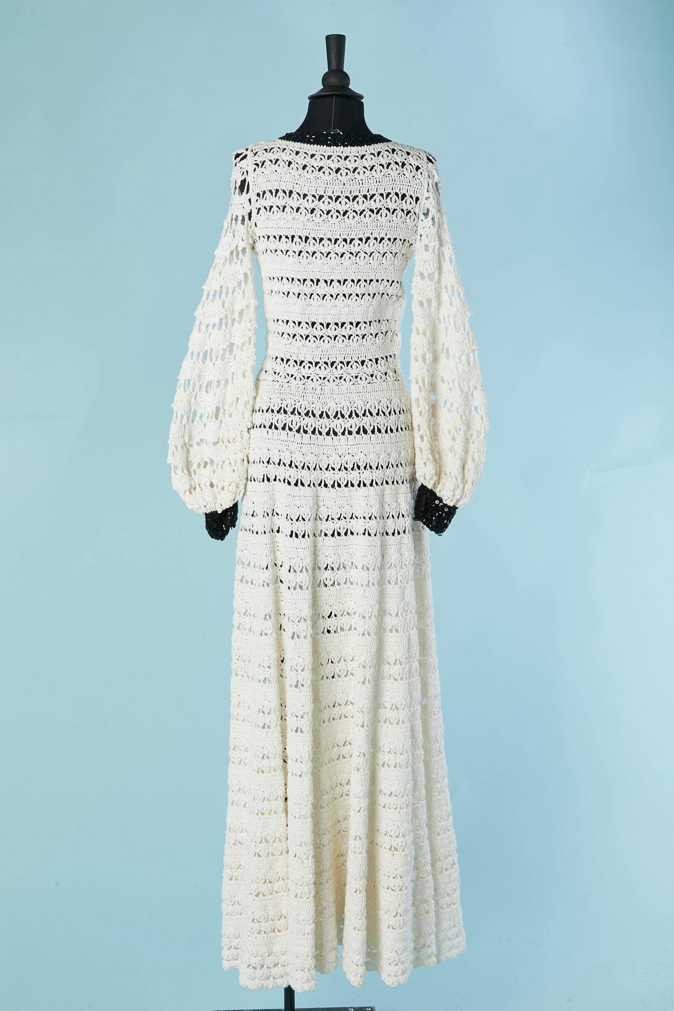 Robe en coton blanc avec bord en paillettes noires Crochet philippines Circa 1970 en vente 2