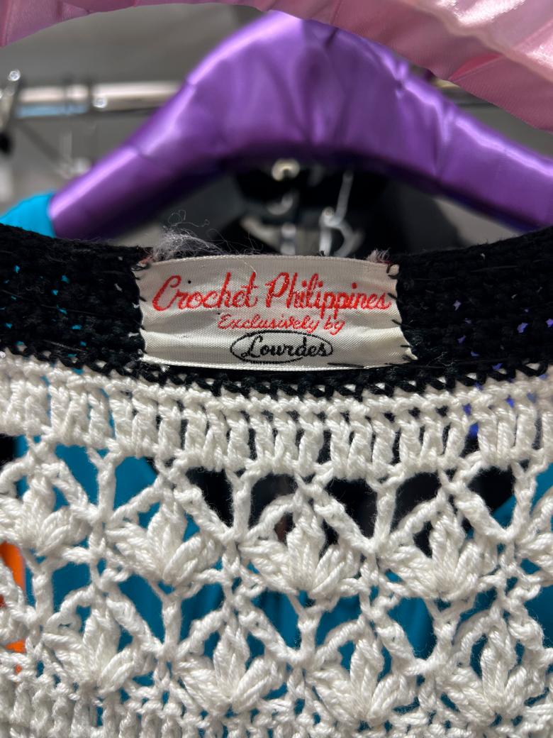 Robe en coton blanc avec bord en paillettes noires Crochet philippines Circa 1970 en vente 3