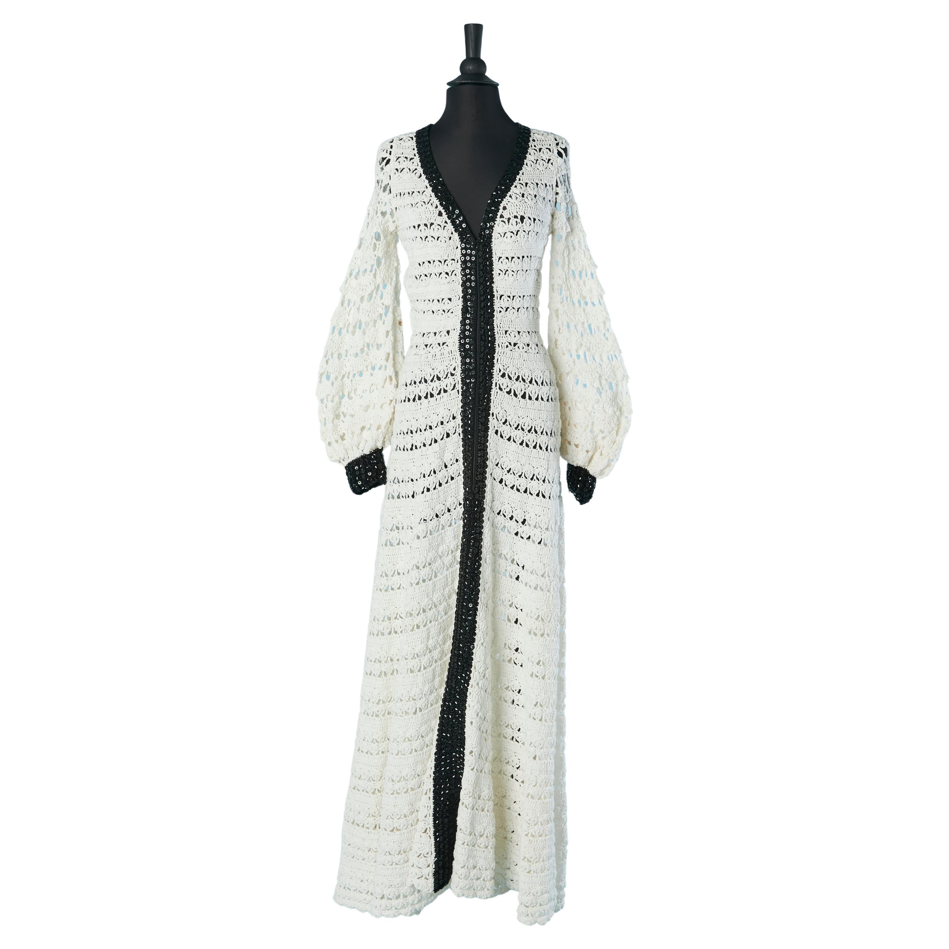 Robe en coton blanc avec bord en paillettes noires Crochet philippines Circa 1970 en vente