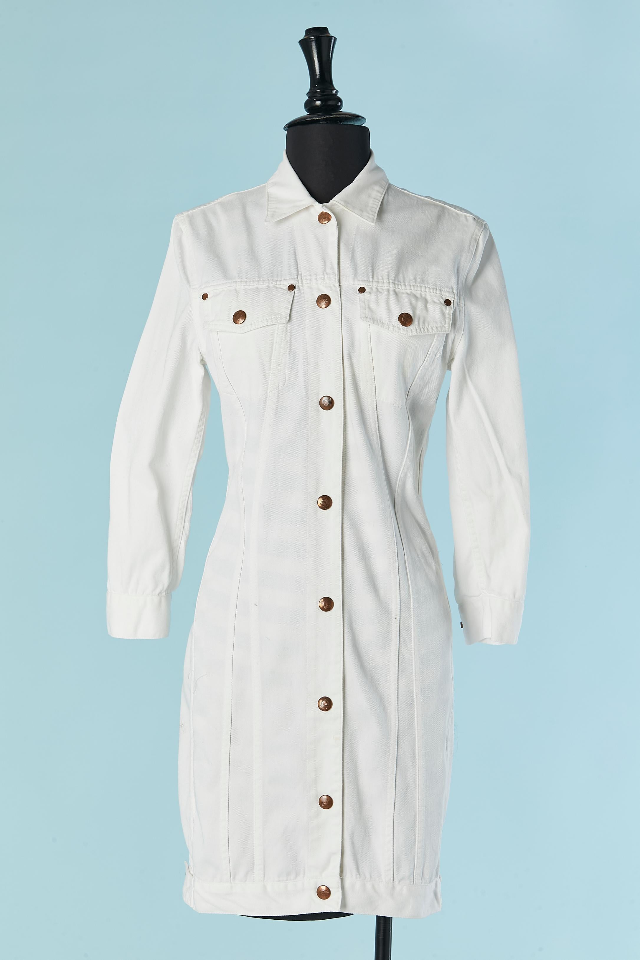 Vestido blanco de algodón con medio vestido ( sin espalda) con raya debajo ( jersey de algodón elástico) Cremallera interior en el lado izquierdo para ponerse el vestido. Cierre a presión con marca en el vestido de algodón blanco en la parte