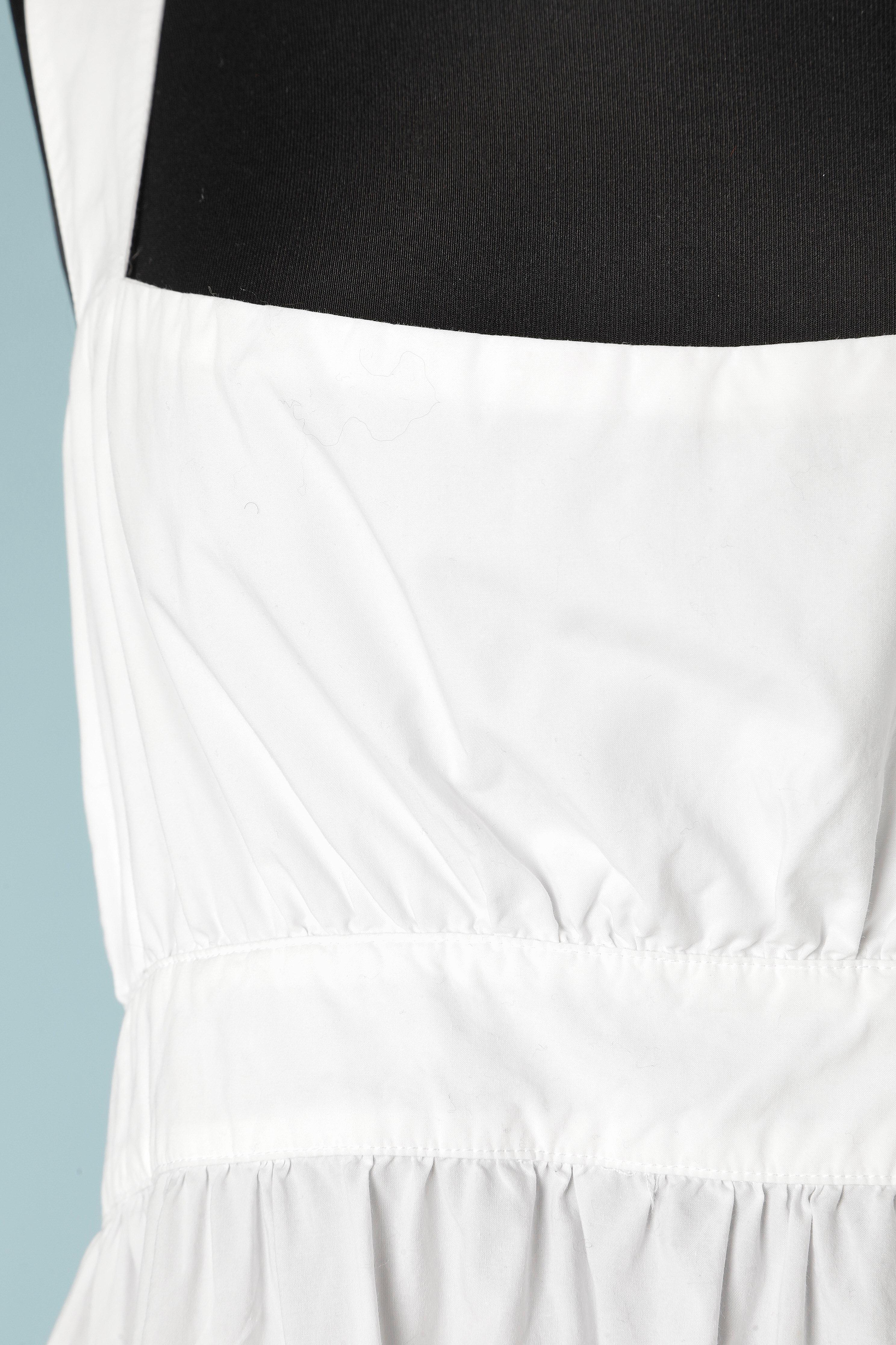 White cotton dress with multicolor fabric appliqué with wood beads. 
Pocket on both side. Zip closure on the left. 
SIZE 46 (It) 10 (US) L 