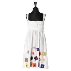 Weißes Baumwollkleid mit mehrfarbigen Stoffapplikationen MOSCHINO JEANS