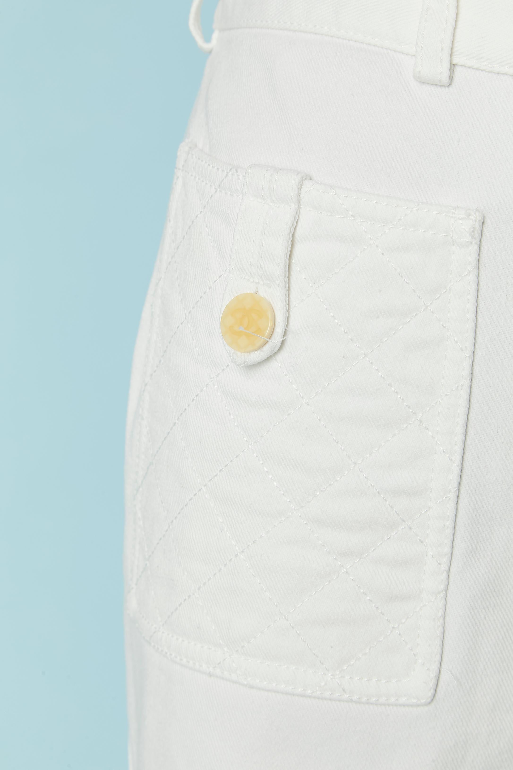 White cotton jean with top-stitched pocket and branded buttons. Fabric composition: 98% cotton, 2% elastane. 
Zip closure + button and buttonhole closure on the middle front. Belt-loop. 
SIZE : 44 (It) L 