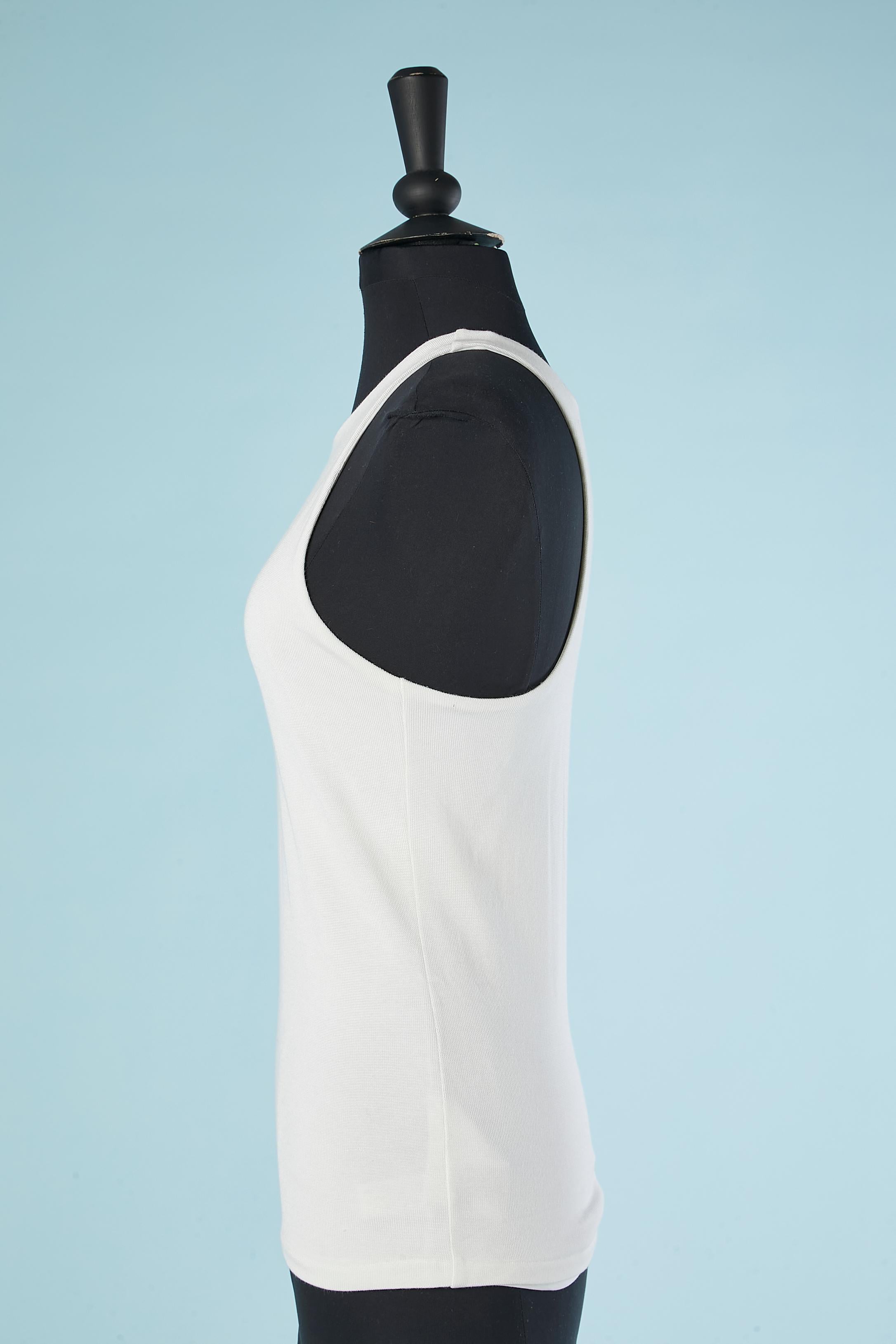 Canotta in cotone bianco con ricamo di perline. Composizione del tessuto principale: 52% cotone, 48% rayon. Composizione della fodera: 92% cotone, 8% elastene. Fascia elastica sotto il seno per contenere il seno 
TAGLIA XS 