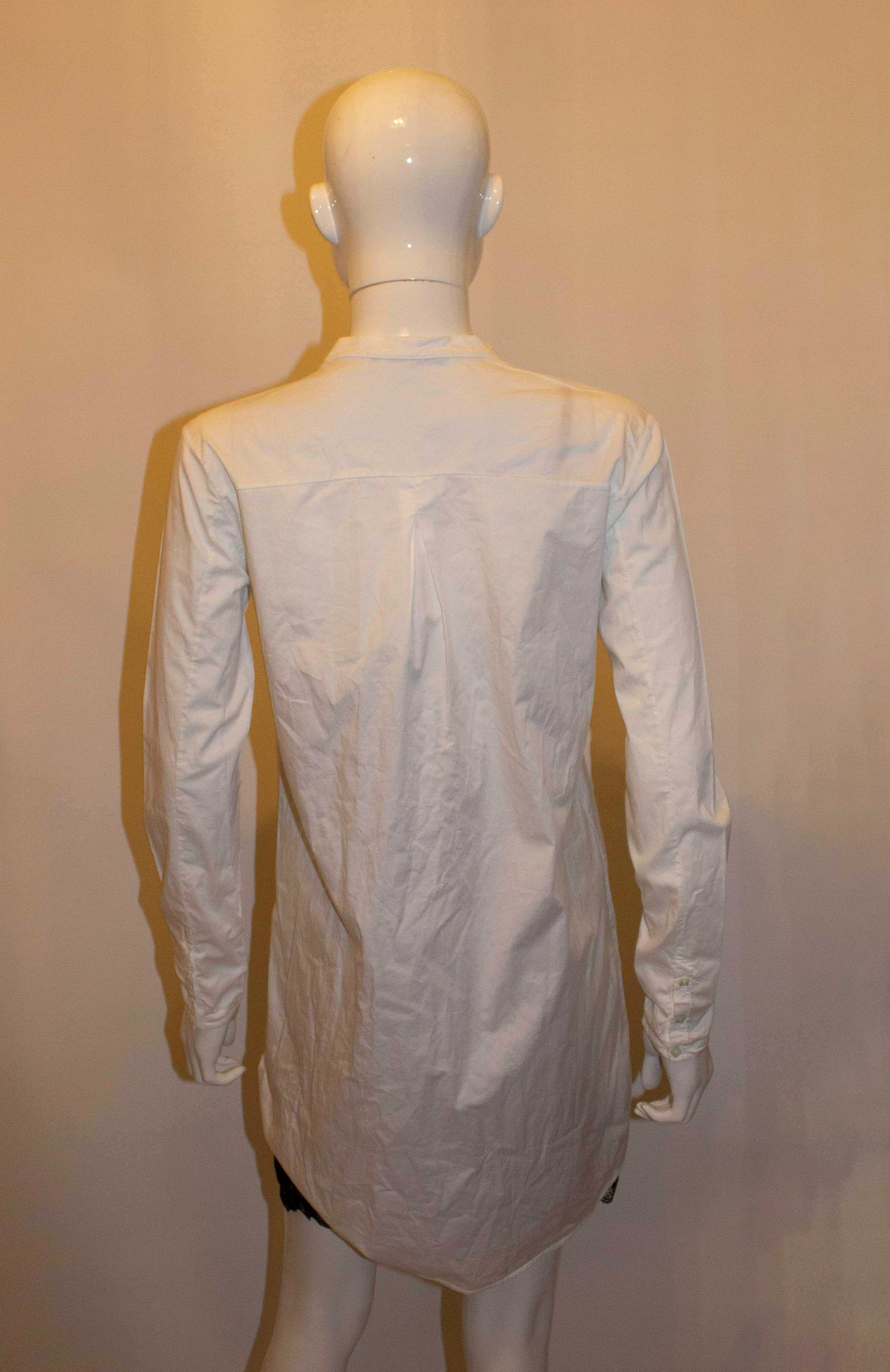 A chic and easy to wear white cotton shirt by Transit Par Such. The shirt is collarless with an interesting neckline,  and tapered sleeves with nice button detail. Made in Italy Size 2
Measurements: Bust 36'', length 43''
