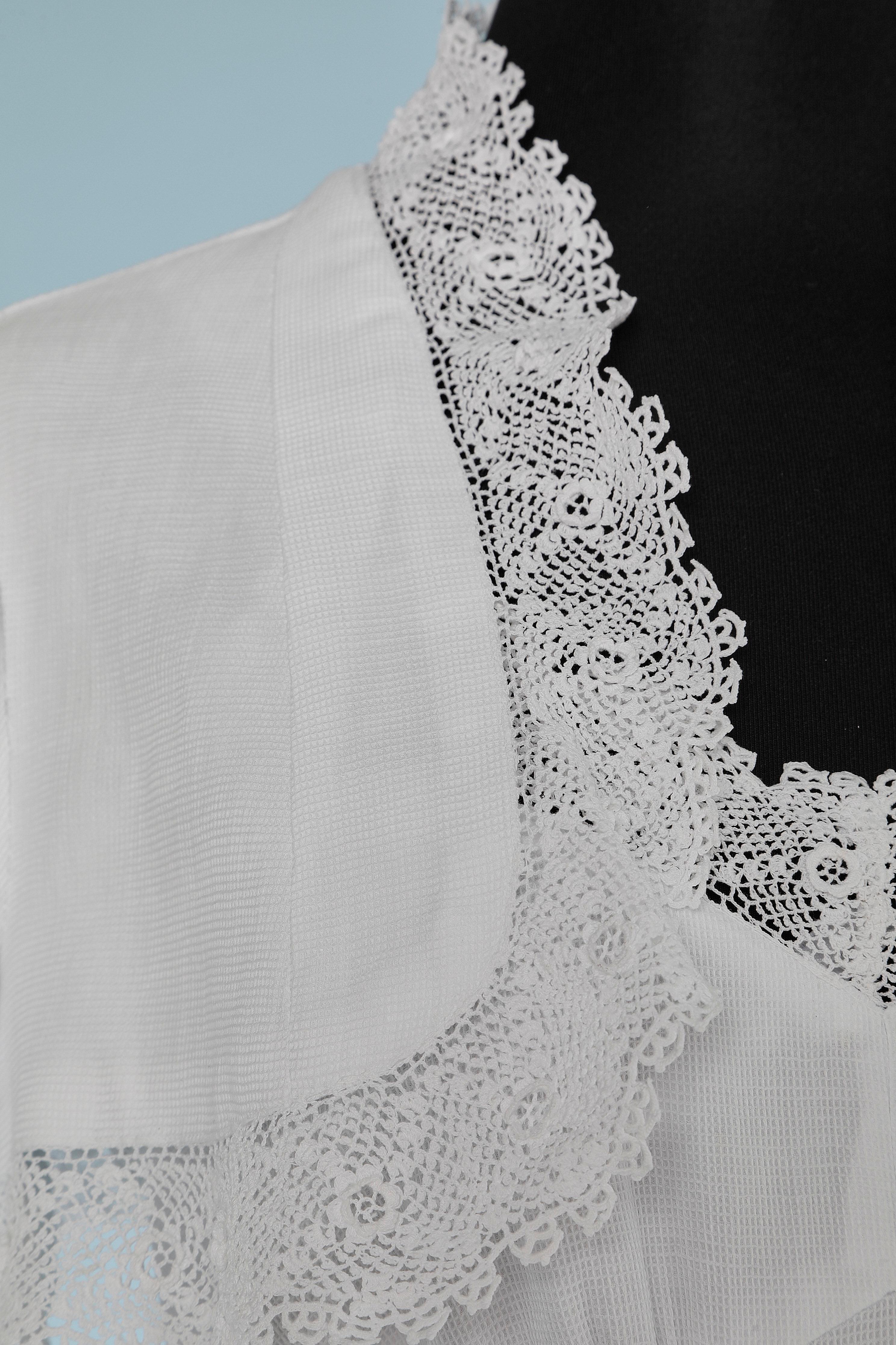 Hochzeitskleid aus weißem Baumwollpiqué mit Spitzenbesatz (handgefertigte irische Häkelarbeit) und Boléro, Reißverschluss in der Mitte des Rückens. GRÖSSE M

