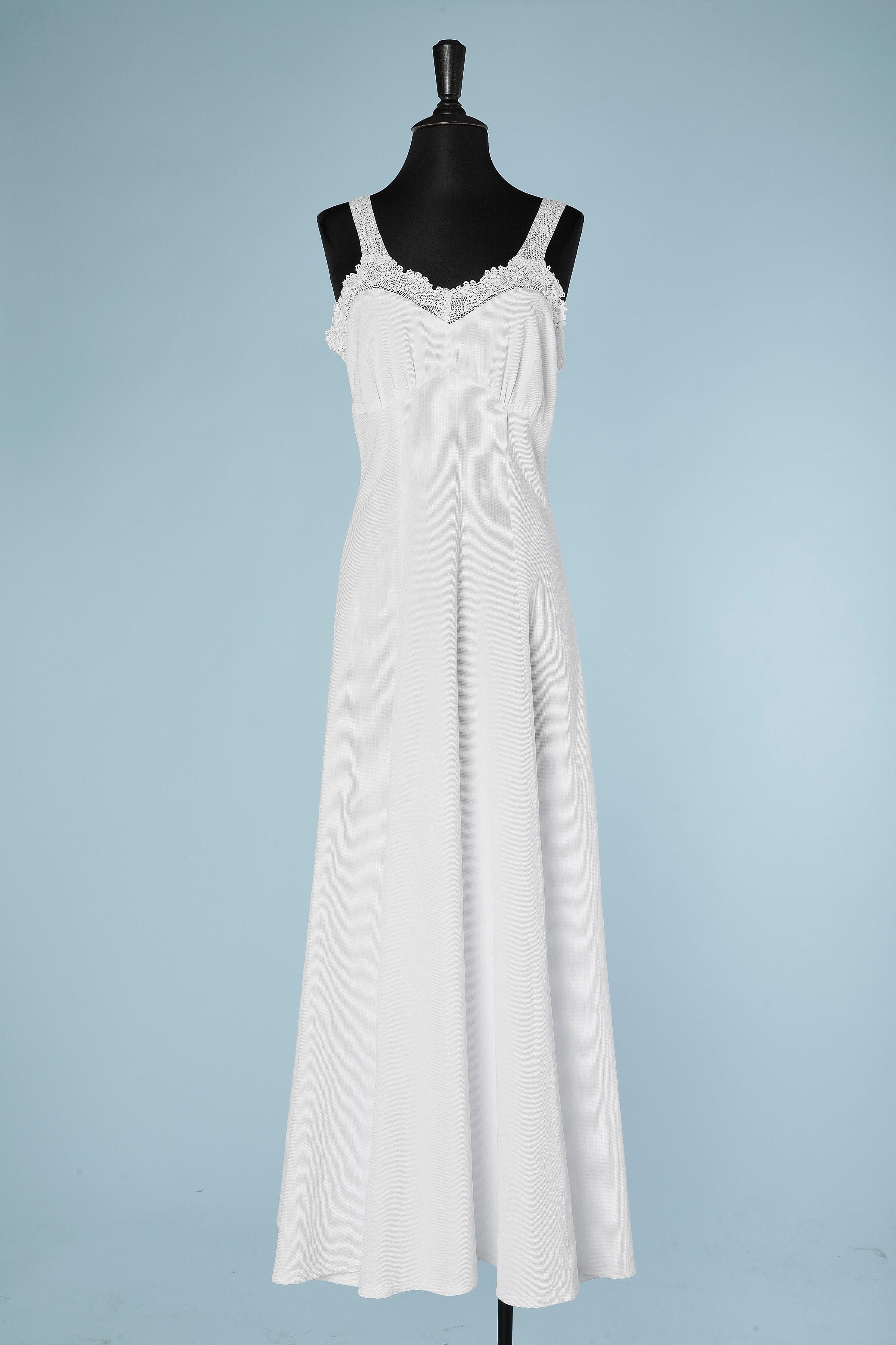 White cotton piqué wedding dress with lace edge and boléro Circa 1930 In Excellent Condition For Sale In Saint-Ouen-Sur-Seine, FR