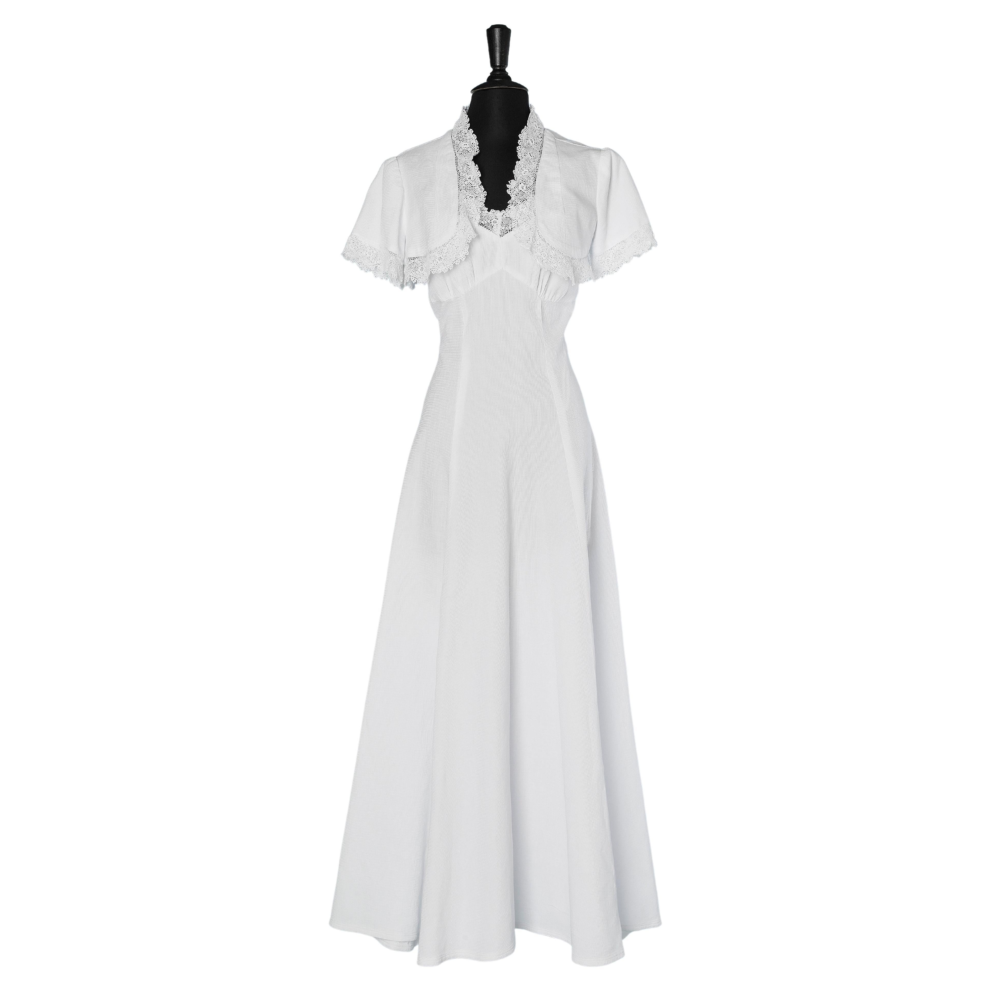 White cotton piqué wedding dress with lace edge and boléro Circa 1930 For Sale