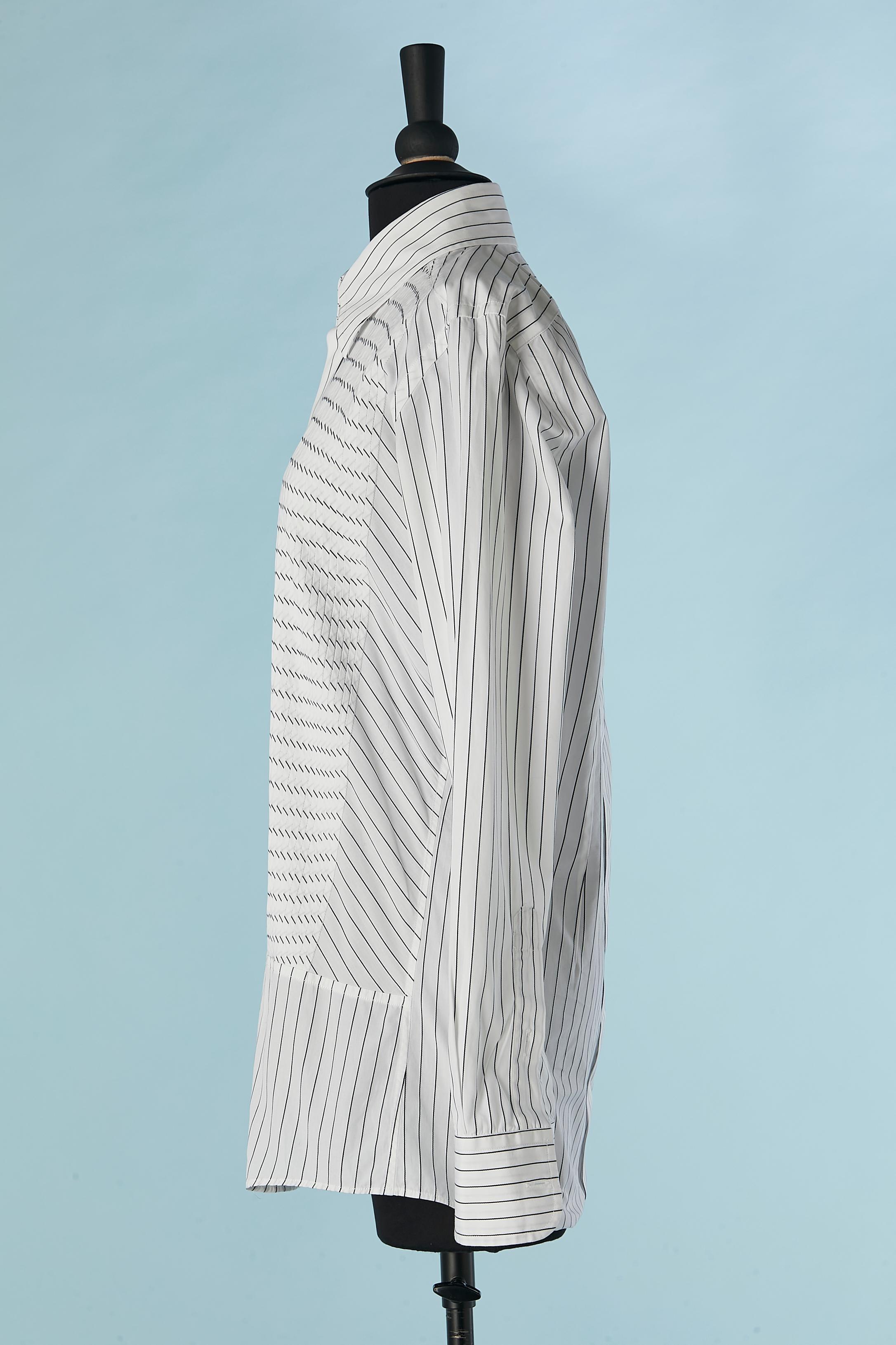White cotton shirt with black pin-striped and pleated plastron Dolce & Gabbana In Excellent Condition For Sale In Saint-Ouen-Sur-Seine, FR