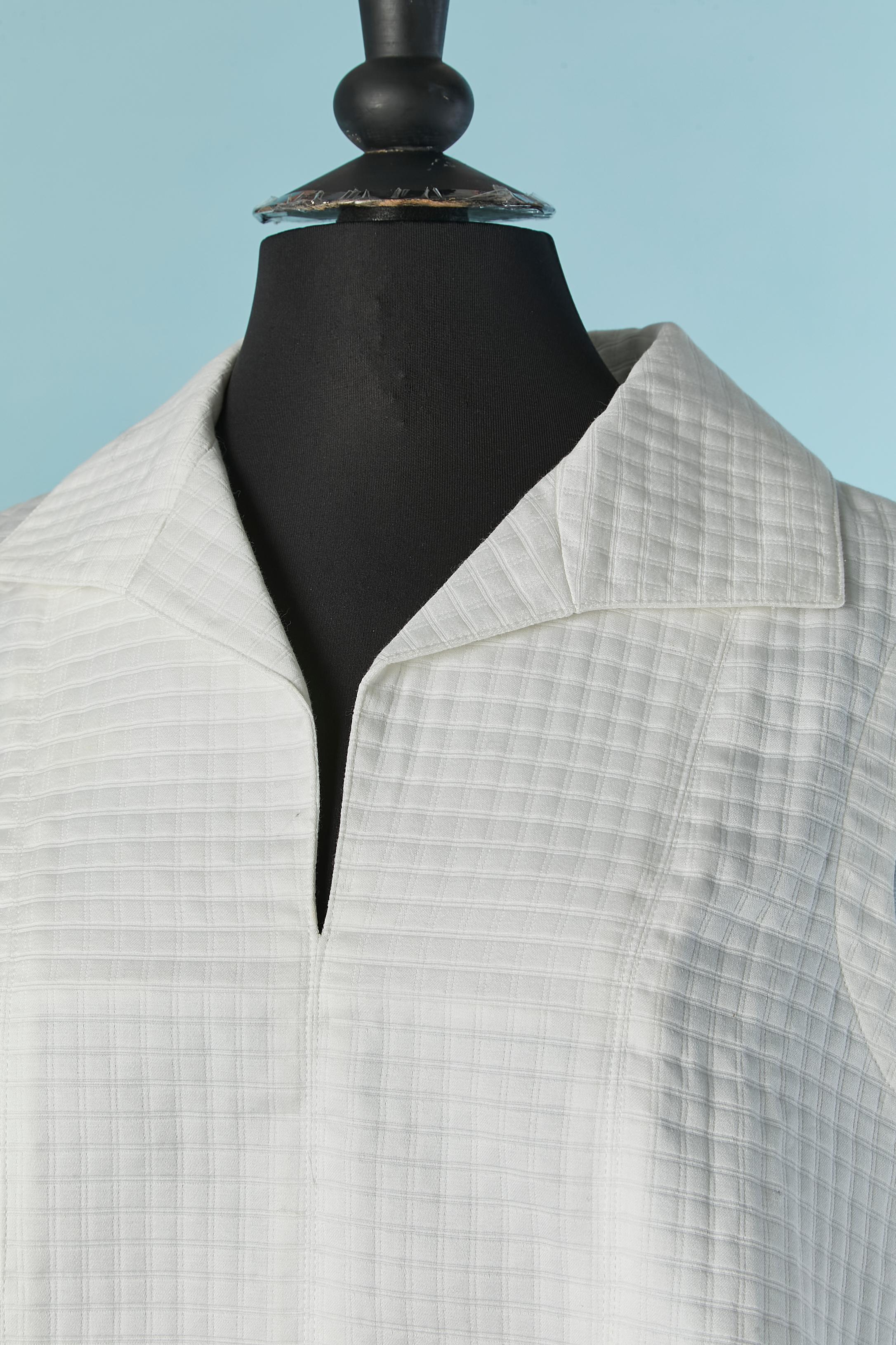 Ensemble haut et jupe en coton blanc. 
Un petit morceau de tissu supplémentaire est fourni. 
Taille sur l'étiquette 40 (Fr) mais la jupe s'adapter plus probablement 38 (Fr) M 
