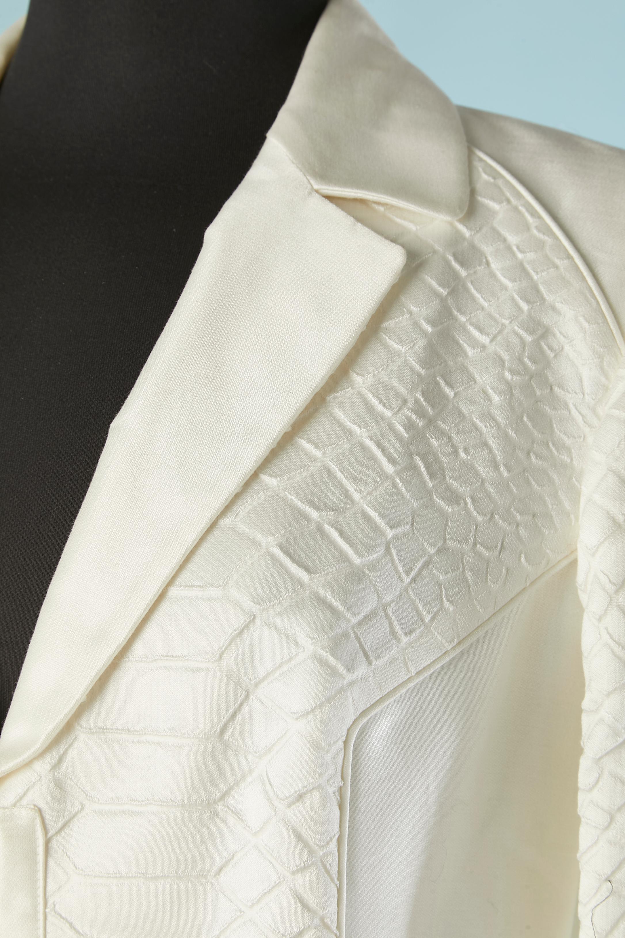 Giacca bianca in cotone e seta con motivo a coccodrillo e zip dorata. Composizione del tessuto principale: 74% cotone, 20% seta, 6% acrilico. Fodera: 96% rayon, 4% elastan.
Zip in metallo dorato al centro della parte anteriore con tirazip 
