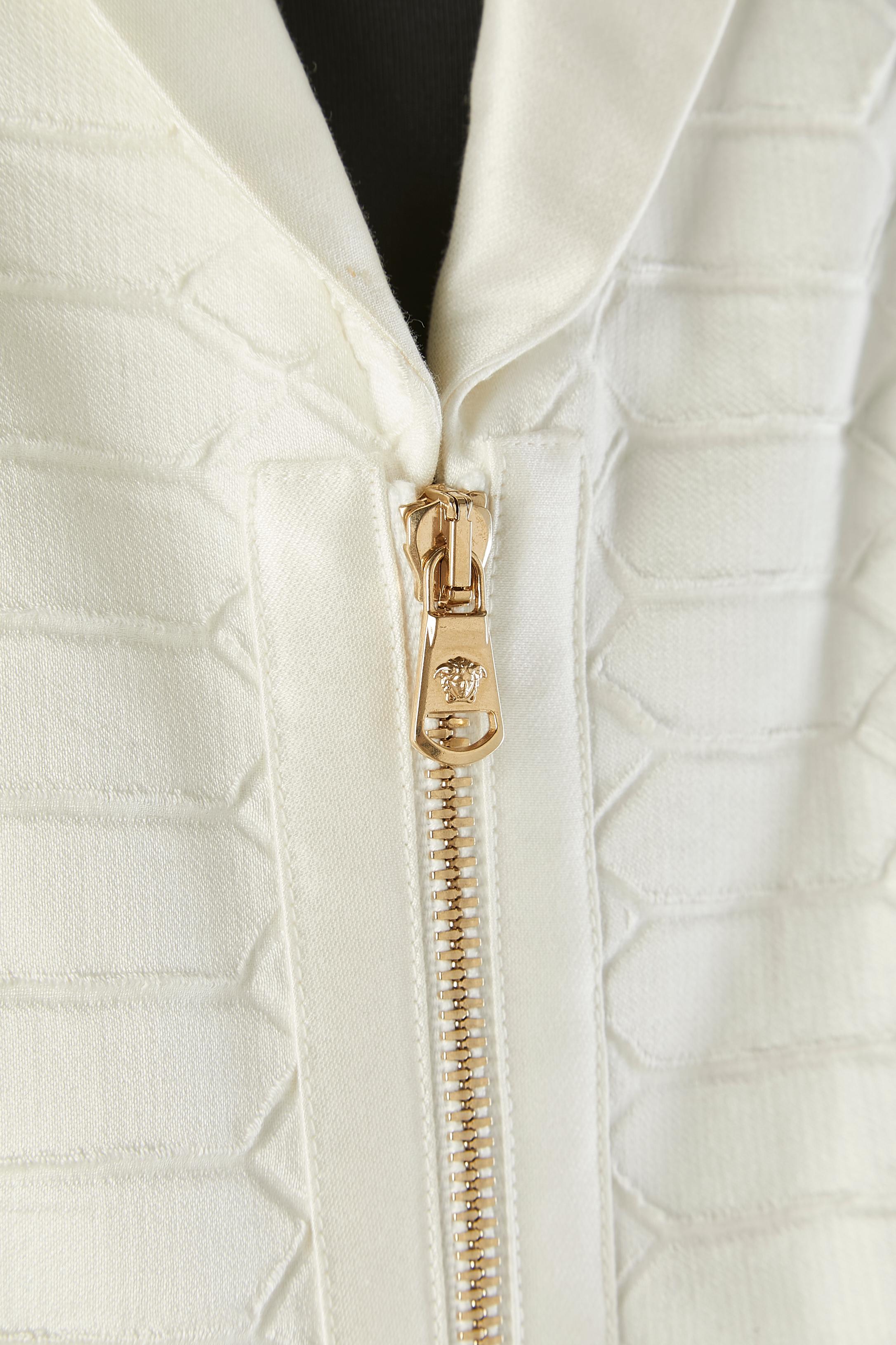 Beige Giacca in cotone e seta bianca con motivo a coccodrillo e zip dorata Versace in vendita