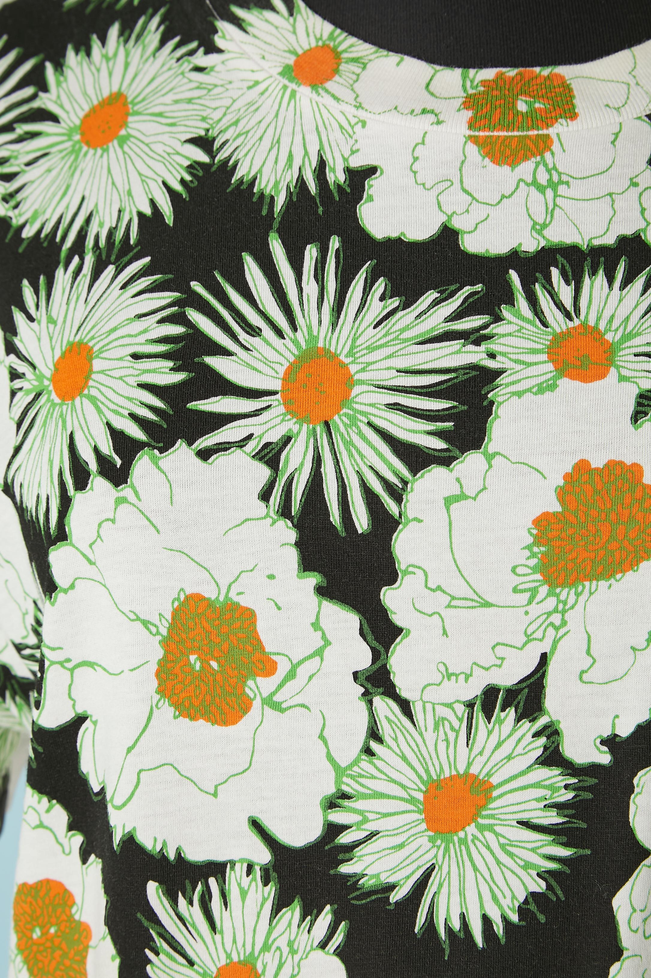 White cotton tee-shirt with flower print . Only print in the front. 
SIZE L 