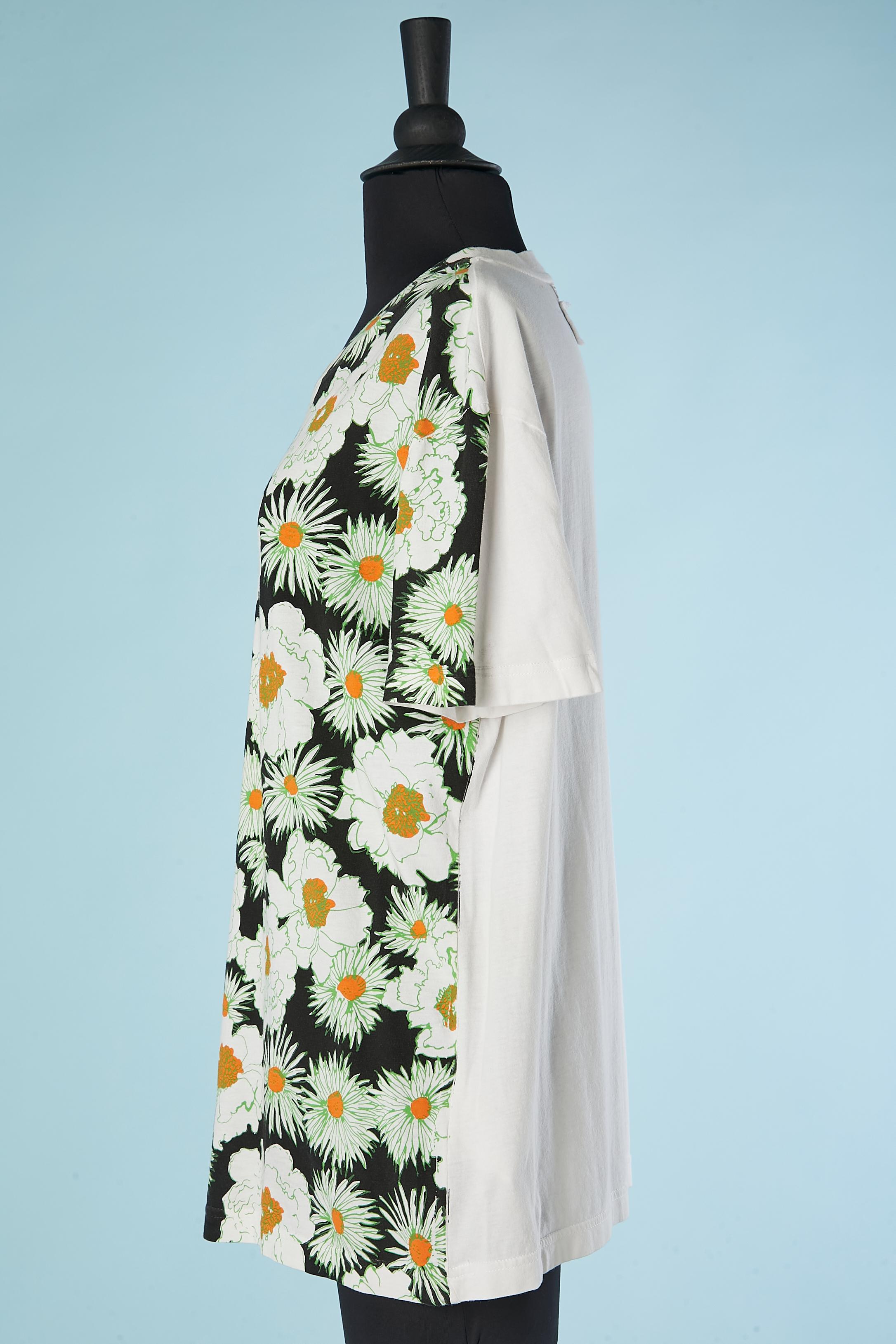 White cotton tee-shirt with flower print PRADA In Excellent Condition For Sale In Saint-Ouen-Sur-Seine, FR