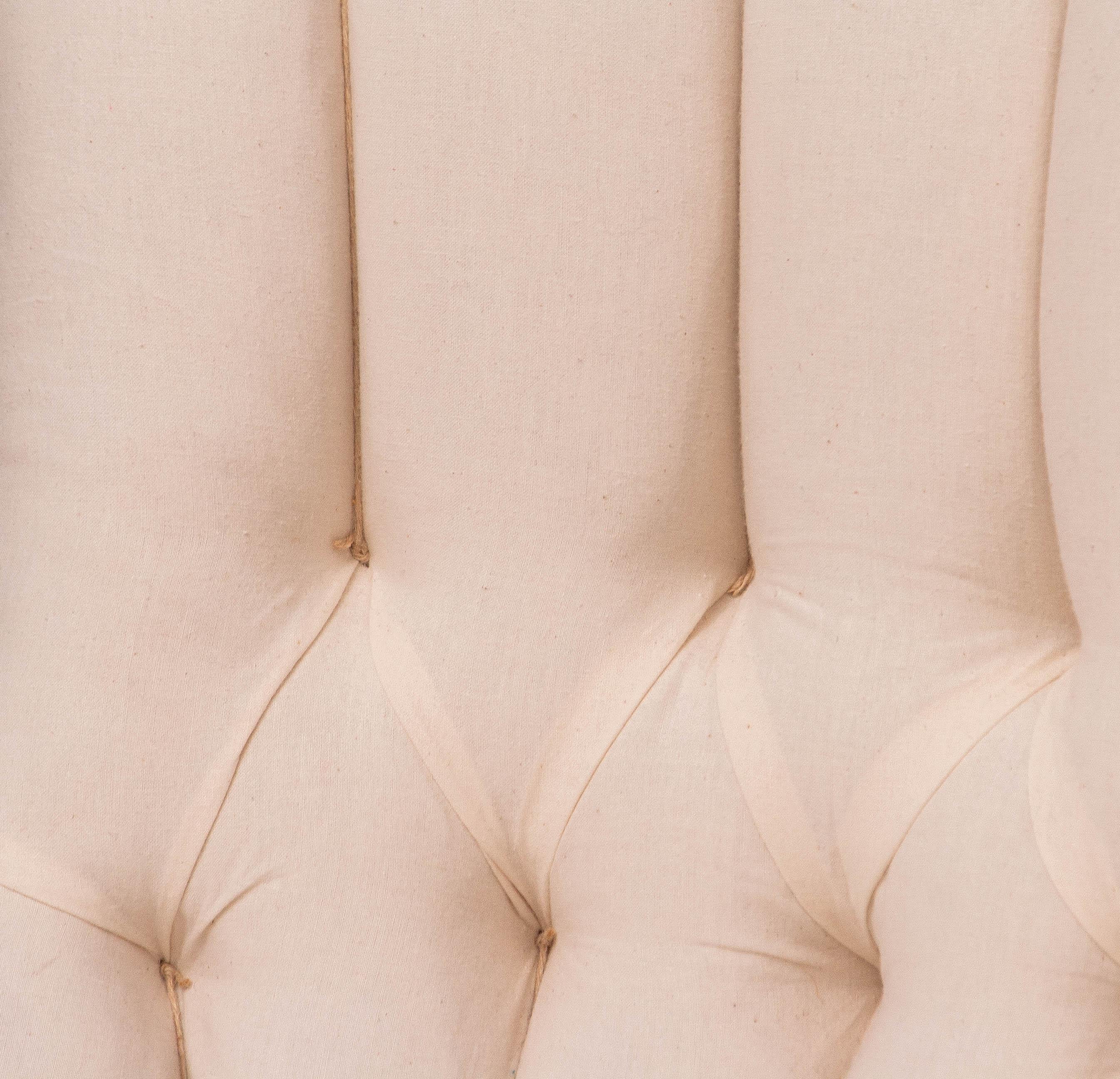 Chaise victorienne en coton blanc au style déconstruit, dossier à volutes touffeté en vente 4