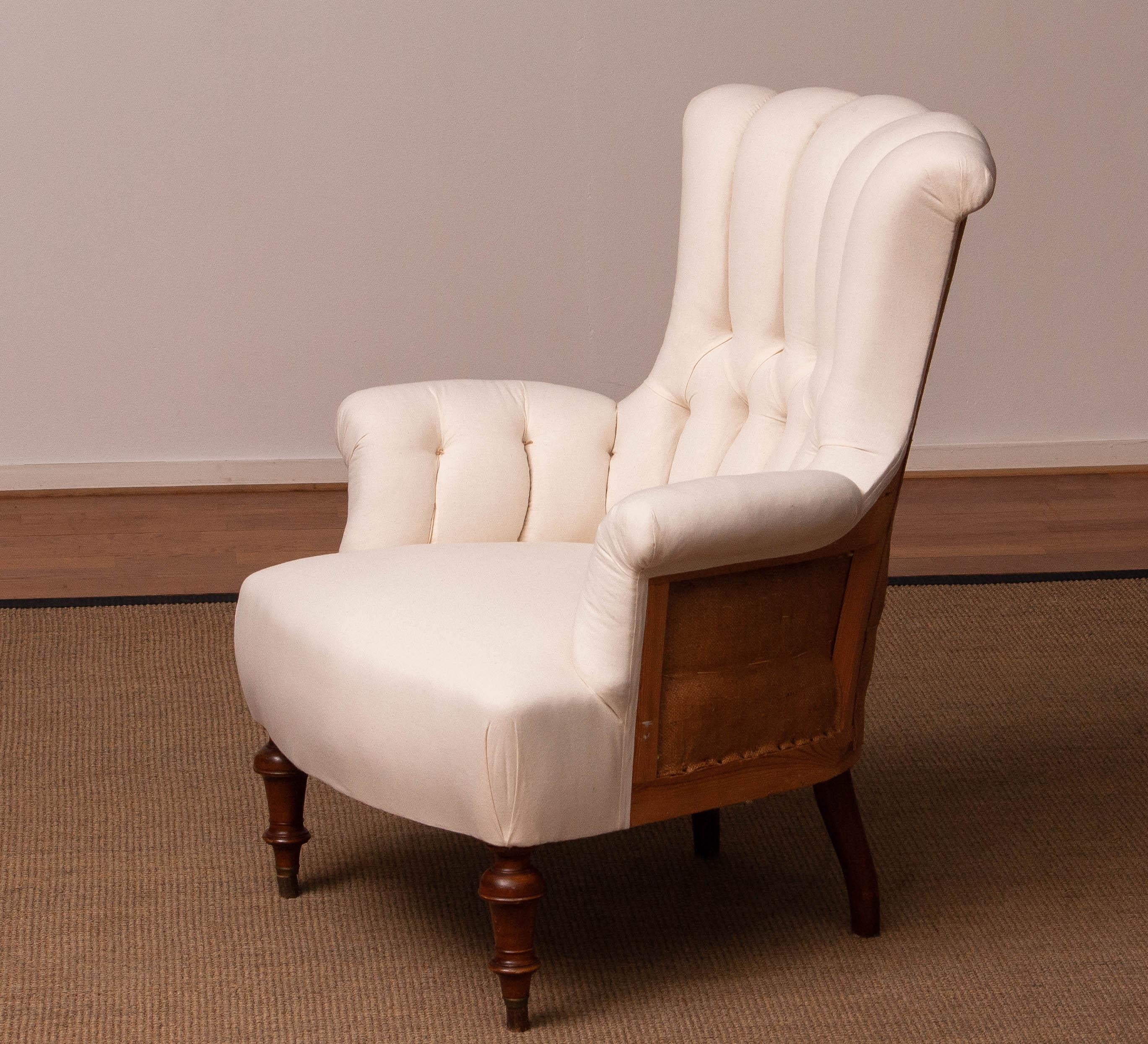 Victorien Chaise victorienne en coton blanc au style déconstruit, dossier à volutes touffeté en vente