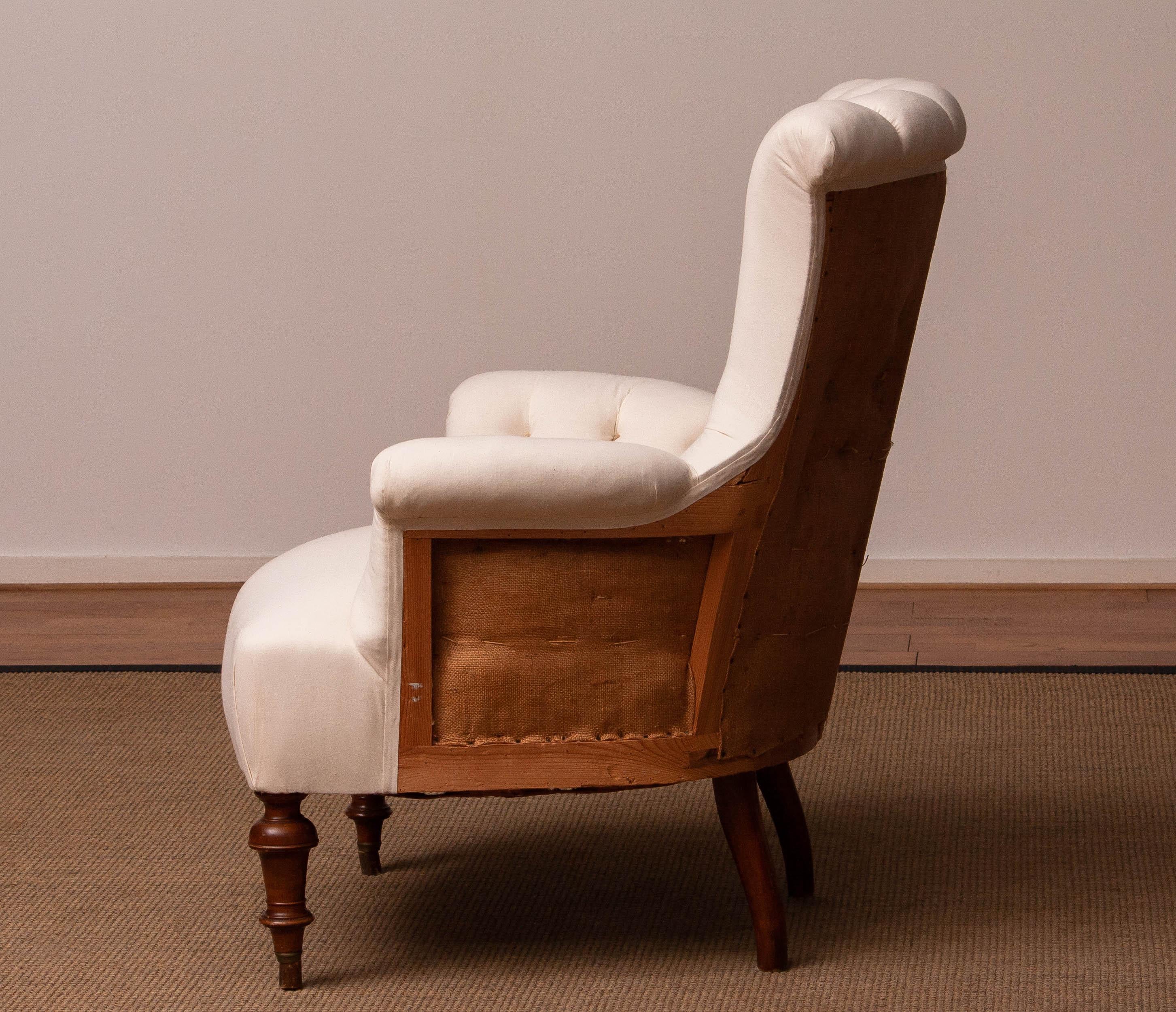Suédois Chaise victorienne en coton blanc au style déconstruit, dossier à volutes touffeté en vente