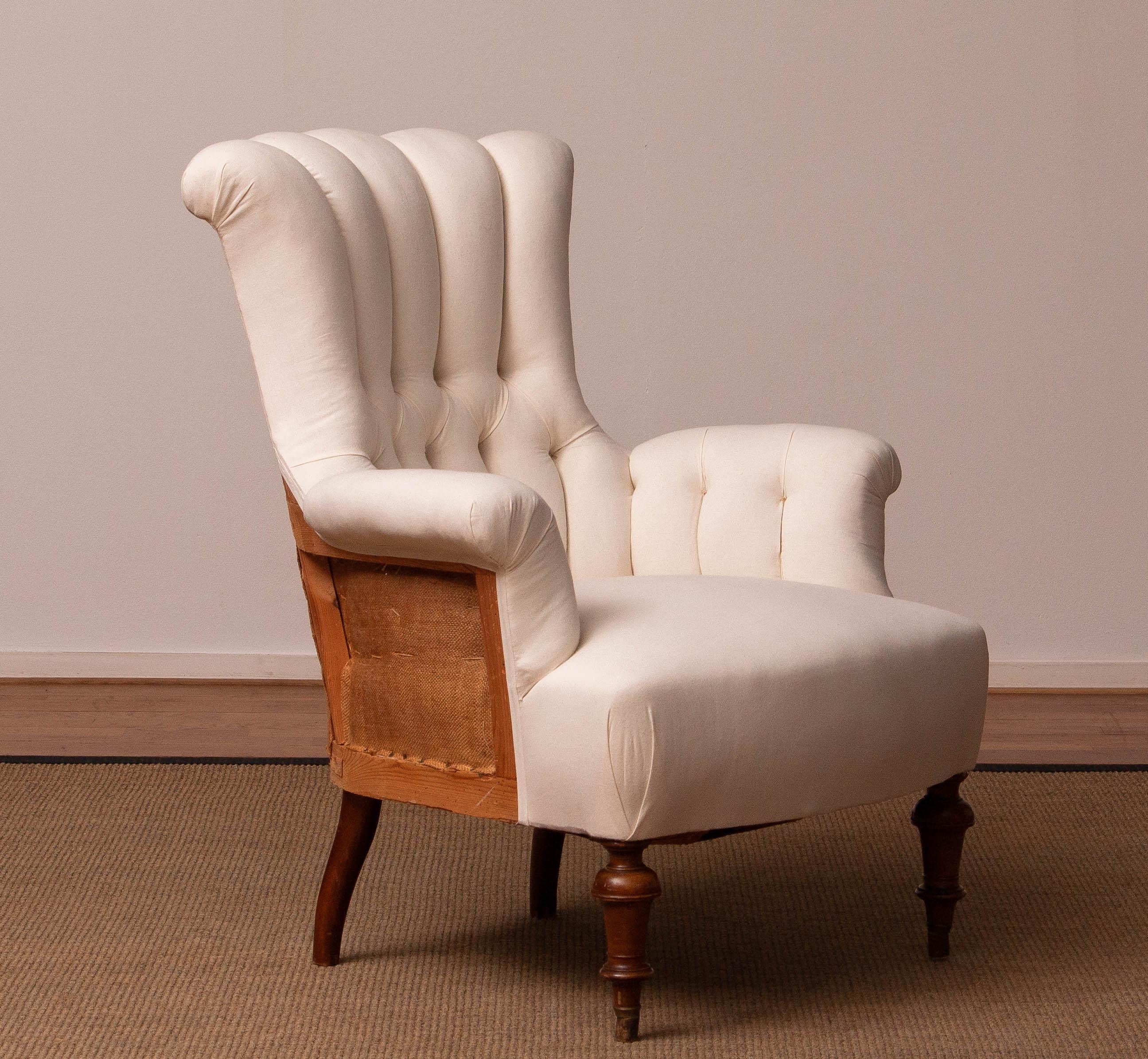 Coton Chaise victorienne en coton blanc au style déconstruit, dossier à volutes touffeté en vente