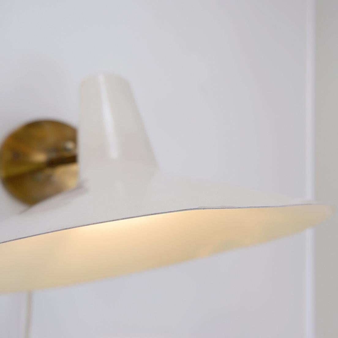 White Cream Articulating Arm Sconce in the style Giuseppe Ostuni - 1950s For Sale 5
