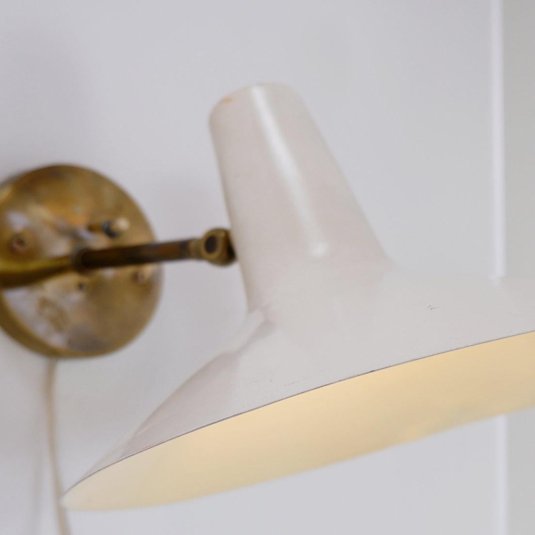 White Cream Articulating Arm Sconce in the style Giuseppe Ostuni - 1950s For Sale 6
