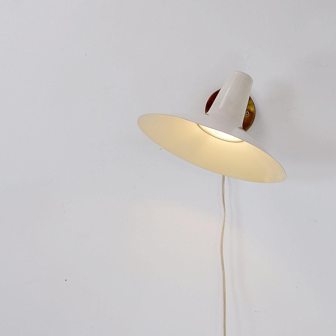 White Cream Articulating Arm Sconce in the style Giuseppe Ostuni - 1950s For Sale 8