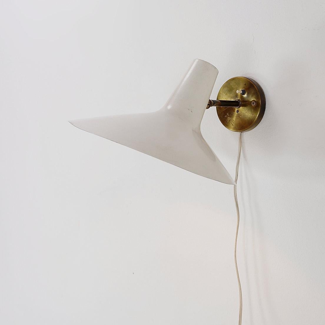 White Cream Articulating Arm Sconce in the style Giuseppe Ostuni
1950s - Vintage wall lamp
Measures : 30x34cm H:20cm 
Material : Metal 
Wear consistent with age and use : SEE PHOTOS