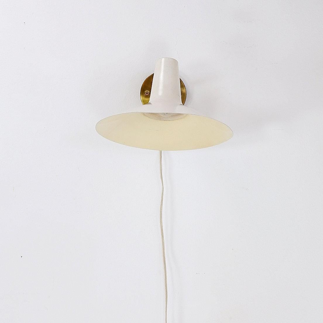 Unknown White Cream Articulating Arm Sconce in the style Giuseppe Ostuni - 1950s For Sale