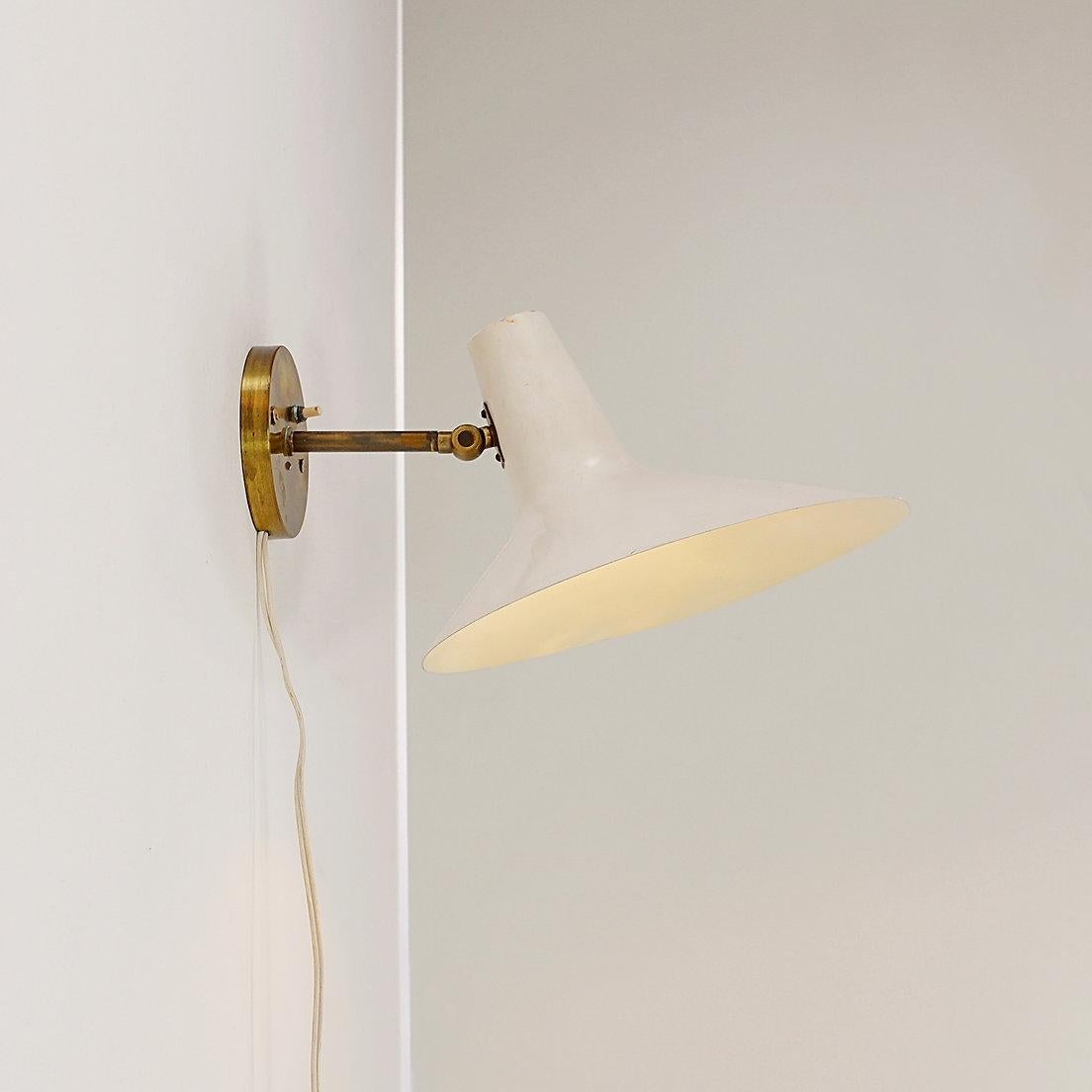 White Cream Articulating Arm Sconce in the style Giuseppe Ostuni - 1950s In Fair Condition For Sale In Linkebeek, BE