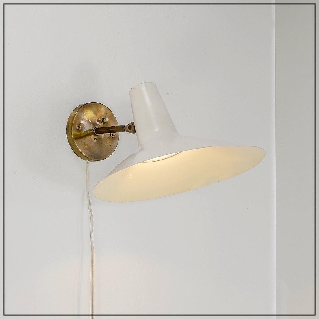 Metal White Cream Articulating Arm Sconce in the style Giuseppe Ostuni - 1950s For Sale