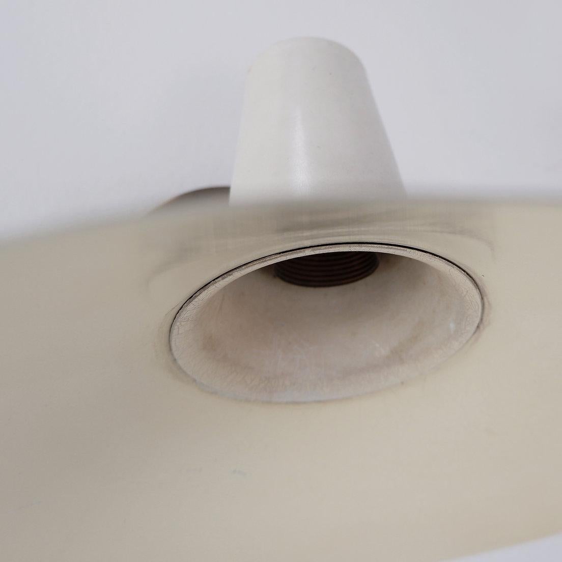 White Cream Articulating Arm Sconce in the style Giuseppe Ostuni - 1950s For Sale 1
