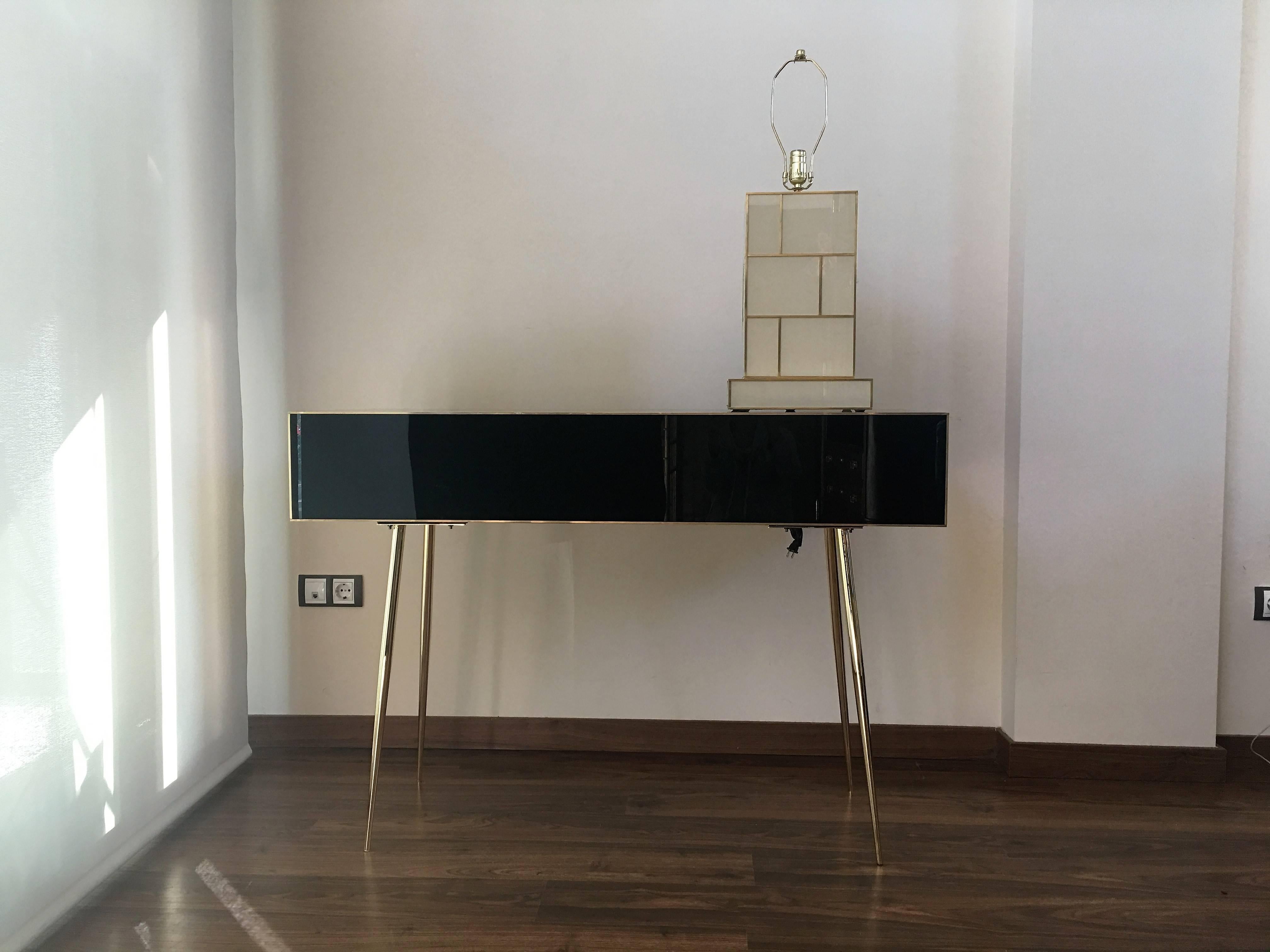 Lampada in ottone e specchio bianco crema.

Se hai bisogno della coppia possiamo fabbricarla.
Possiamo realizzarlo in altri colori e misure.

Misure: Altezza totale 27,95 pollici.
Altezza del piede 16,53 pollici.
Base D x L 10,63 10,63