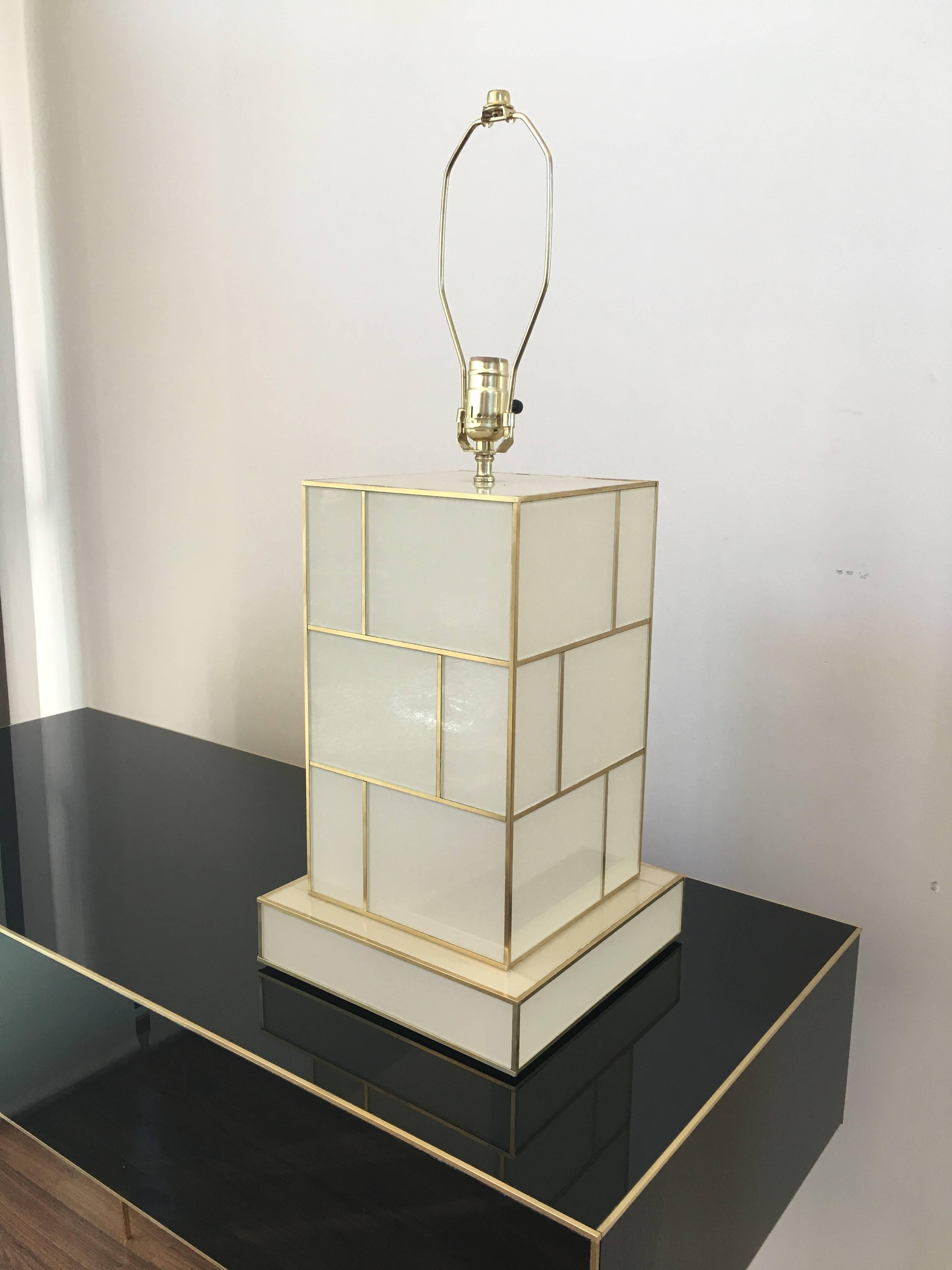 Moderno Lampada da tavolo in ottone e specchio bianco crema in vendita