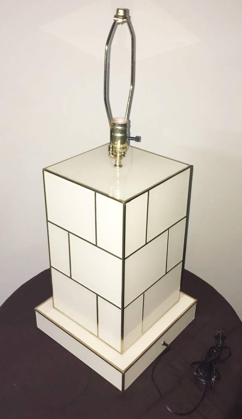 Europeo Lampada da tavolo in ottone e specchio bianco crema in vendita