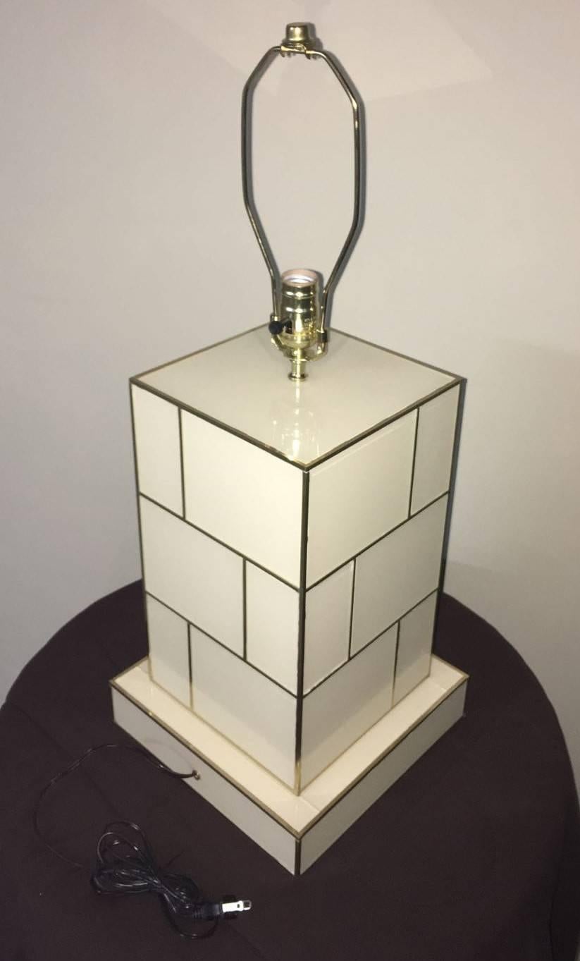 Lampada da tavolo in ottone e specchio bianco crema In condizioni ottime in vendita a Miami, FL