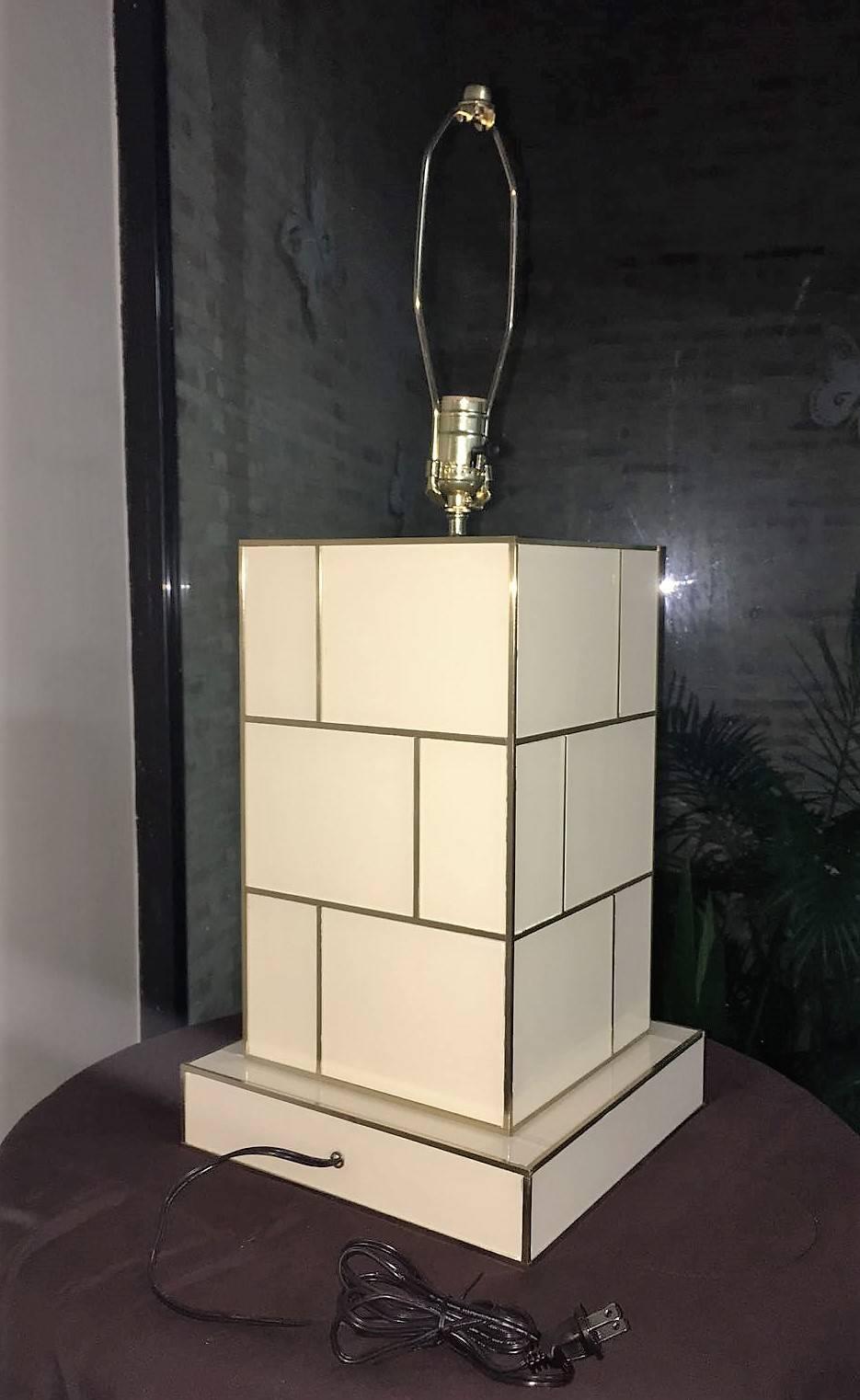 XXI secolo e contemporaneo Lampada da tavolo in ottone e specchio bianco crema in vendita