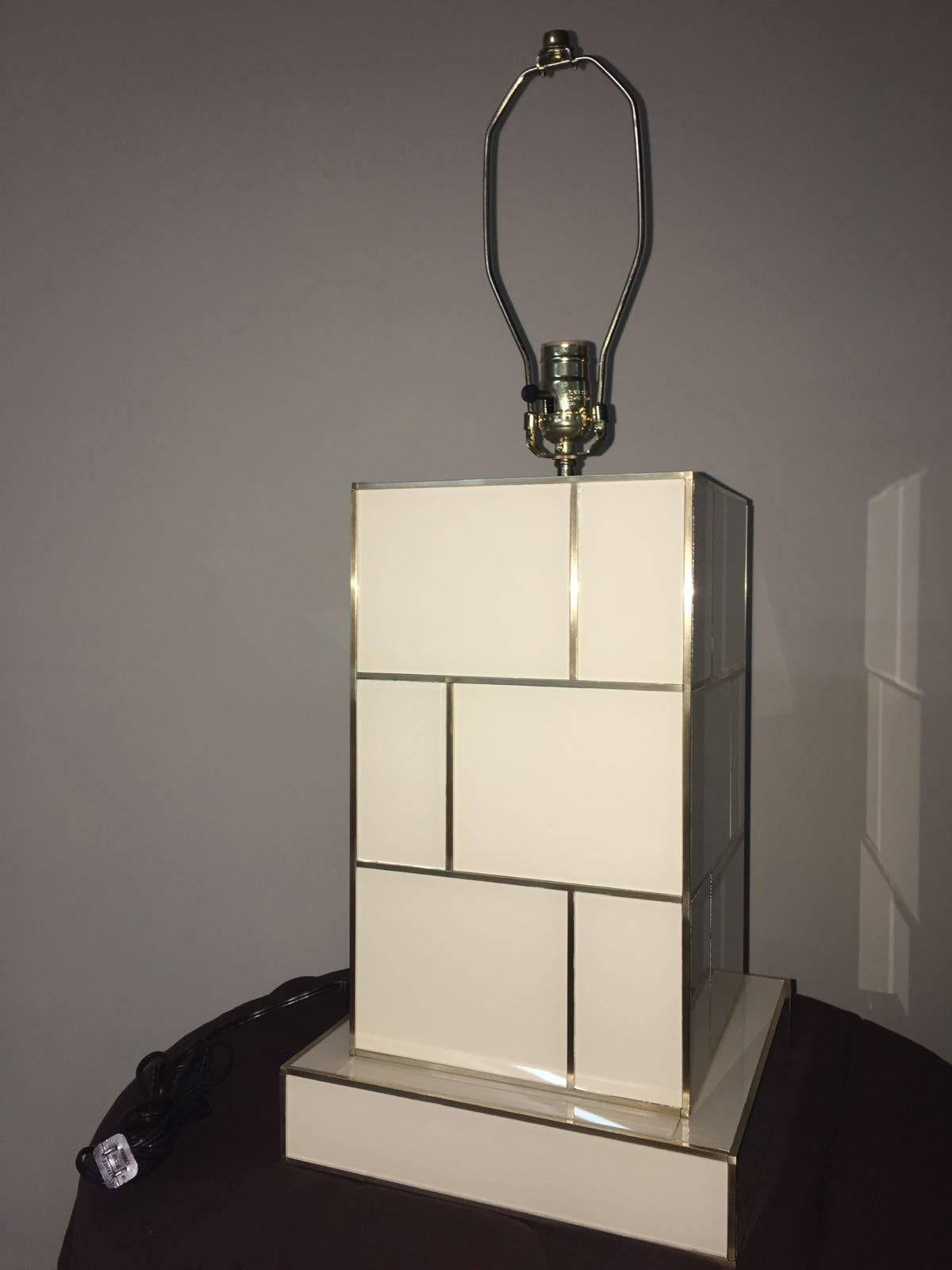 Ottone Lampada da tavolo in ottone e specchio bianco crema in vendita