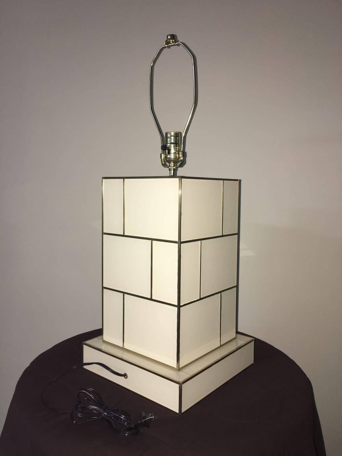 Lampada da tavolo in ottone e specchio bianco crema in vendita 1