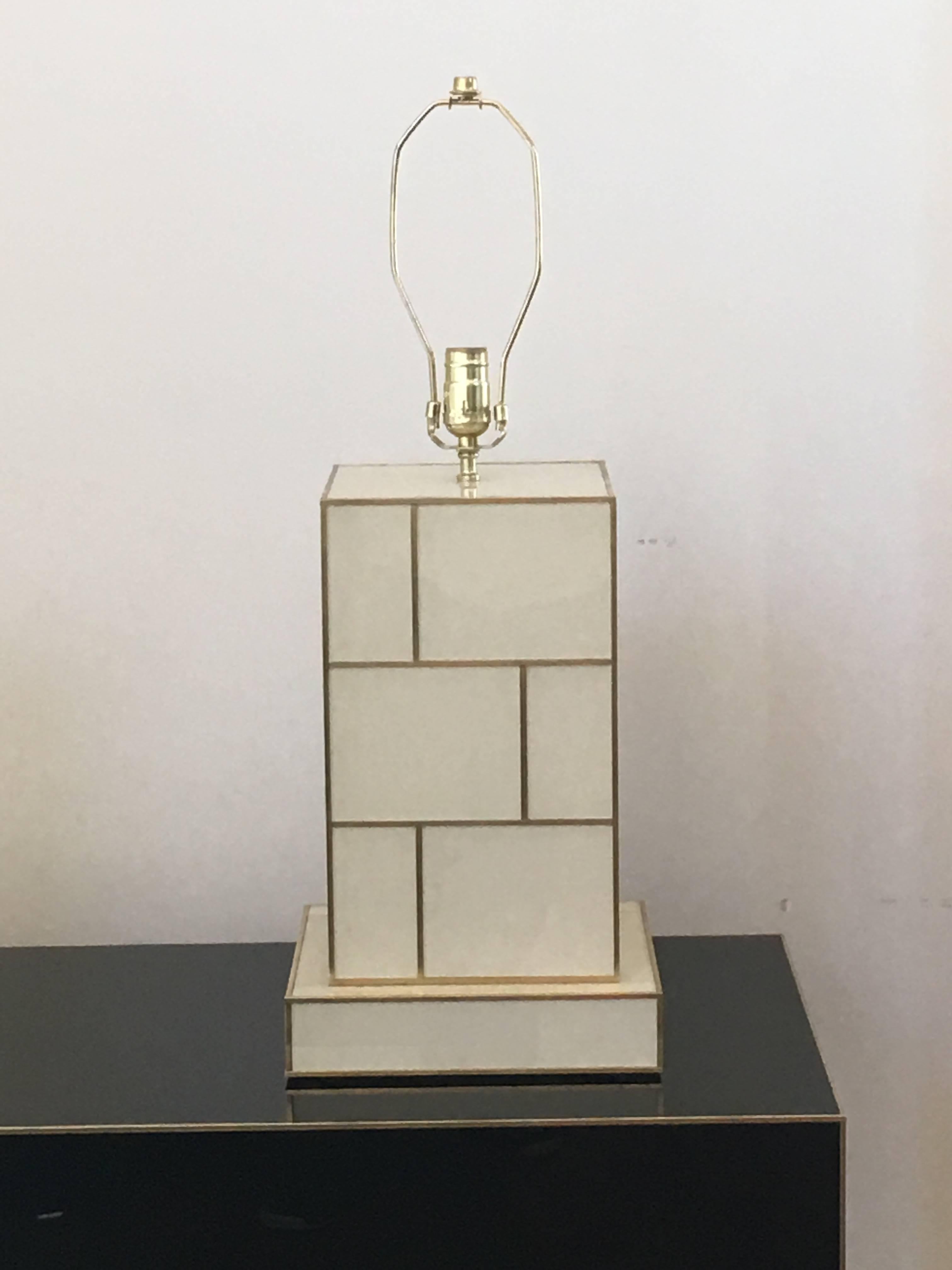 Lampada da tavolo in ottone e specchio bianco crema in vendita 2