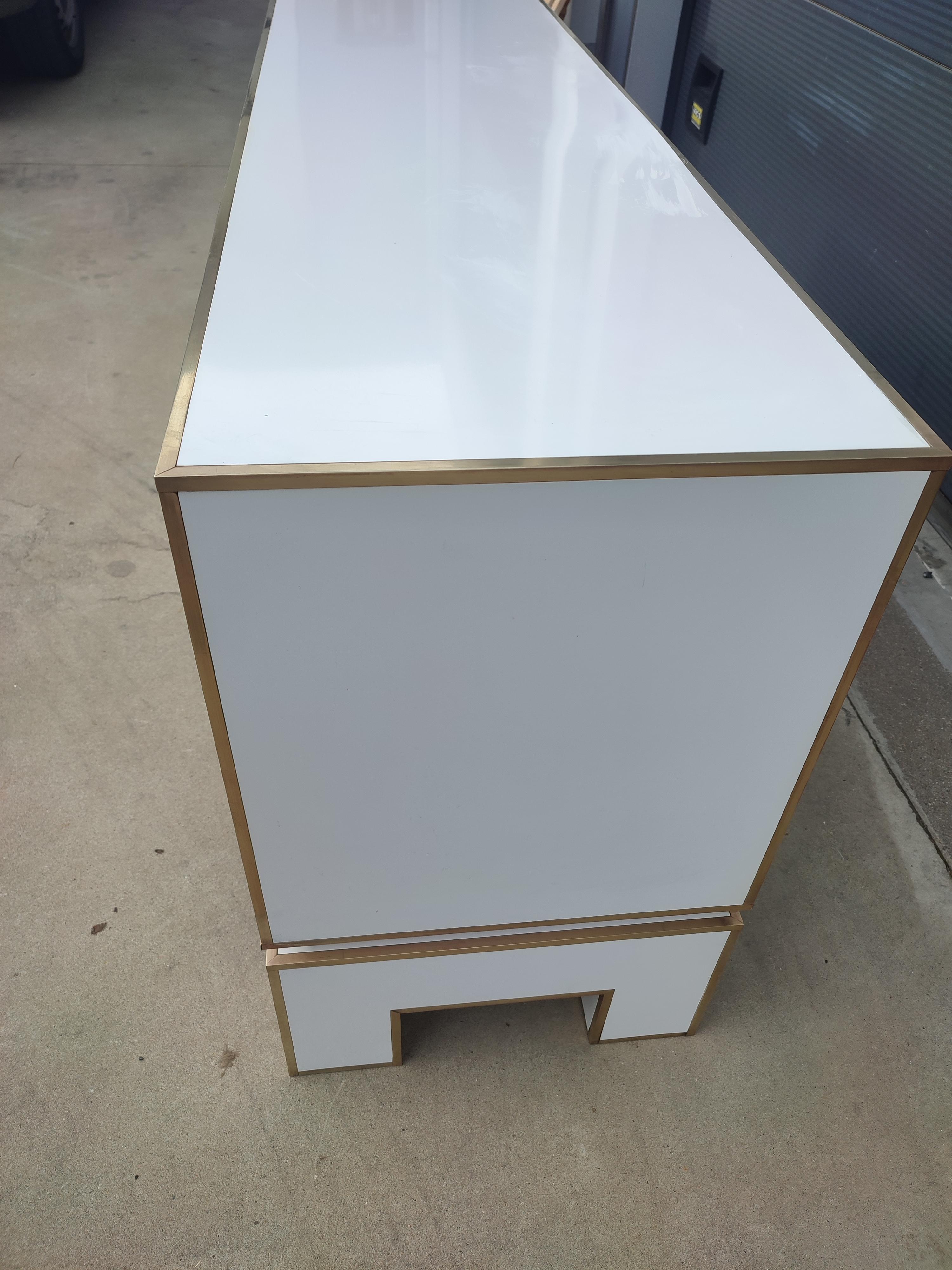 White Credenza with Brass Details from Alain Delon for Maison Jansen, France In Good Condition For Sale In Waasmunster, BE