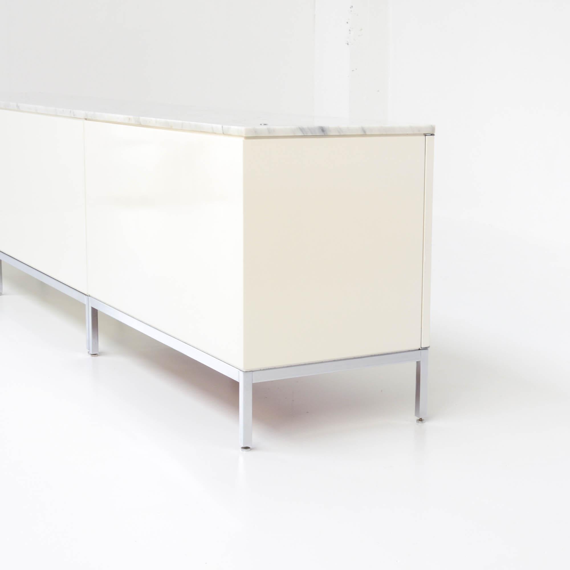 White Credenza with Marble Top by Florence Knoll In Good Condition In Vlimmeren, BE
