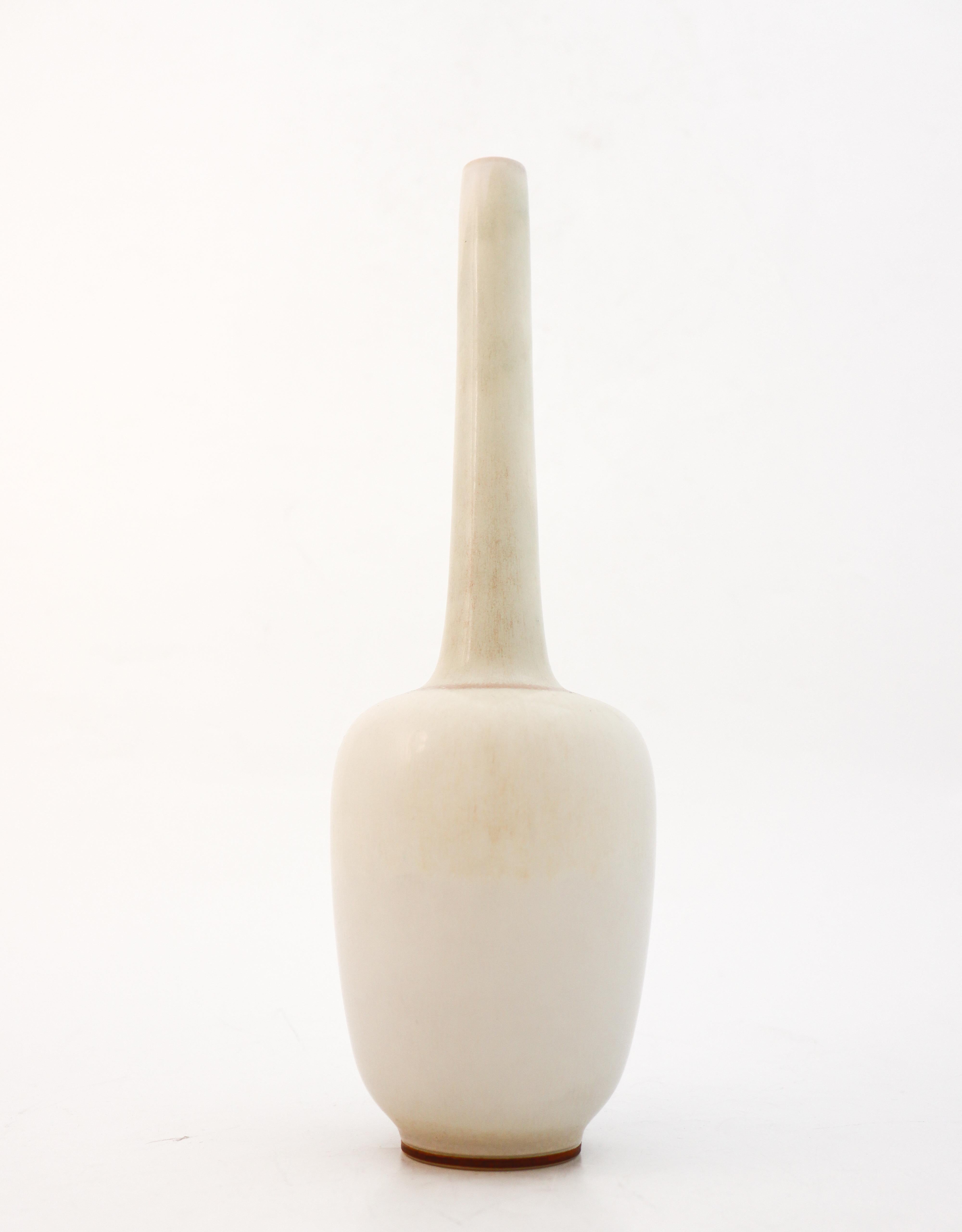 A white/creme vase designed by Berndt Friberg at Gustavsberg in Stockholm, the vase is 31,5 cm high. It has a beautiful white/creme glaze, it´s marked as on picture. It´s in very good condition except from two tiny air bubbles in the glaze.