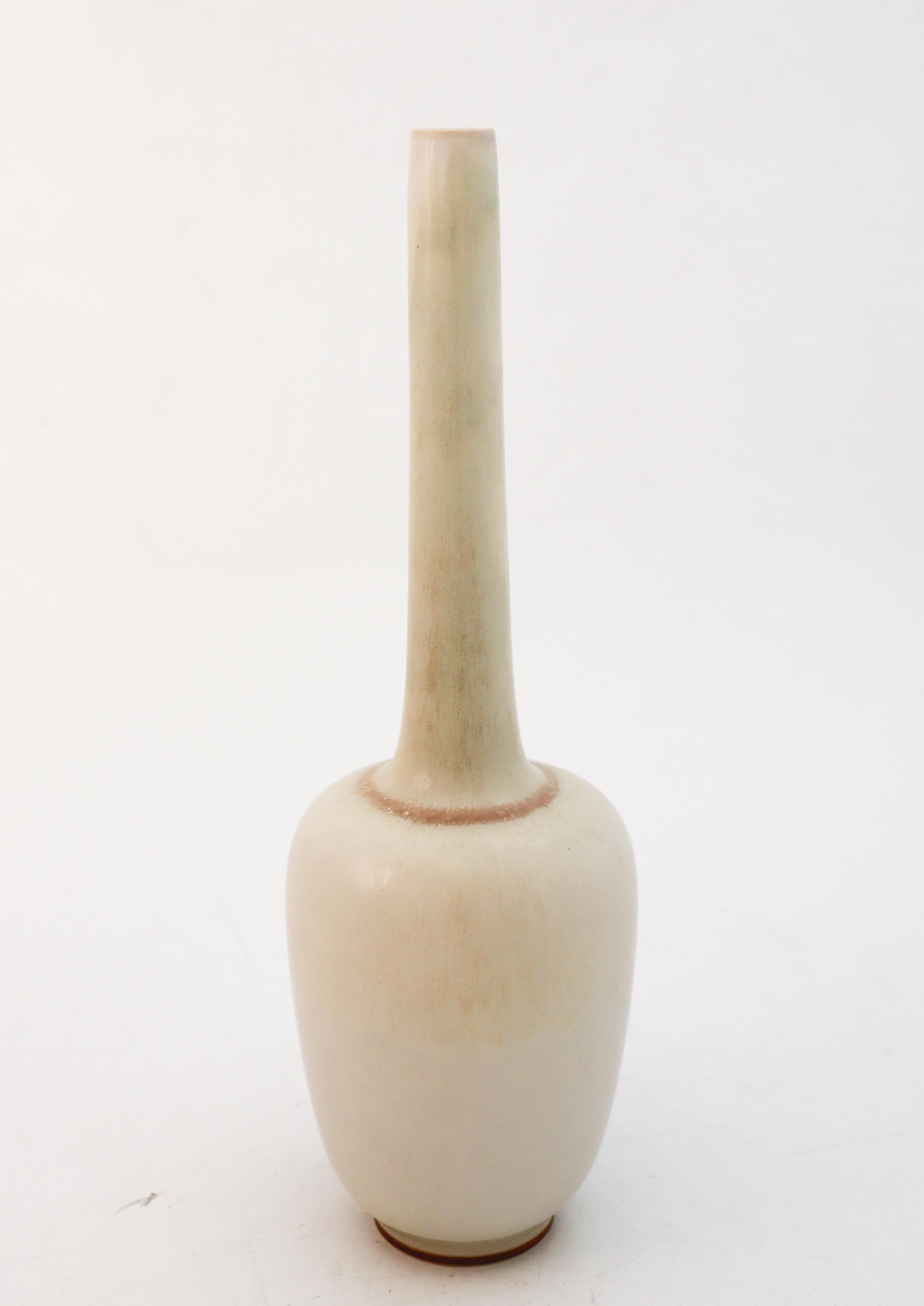 White /Creme Stoneware Vase, Berndt Friberg, Gustavsberg In Good Condition In Stockholm, SE
