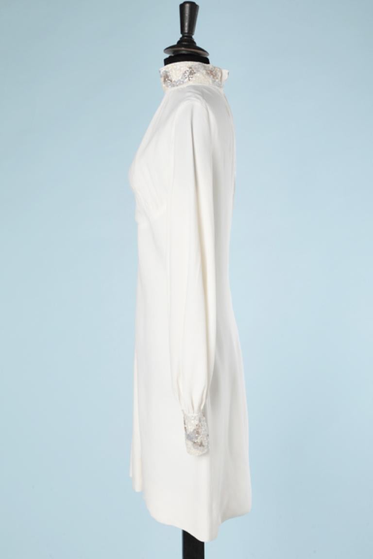 Robe de cocktail en crêpe blanc avec col et poignet perlés  Excellent état - En vente à Saint-Ouen-Sur-Seine, FR