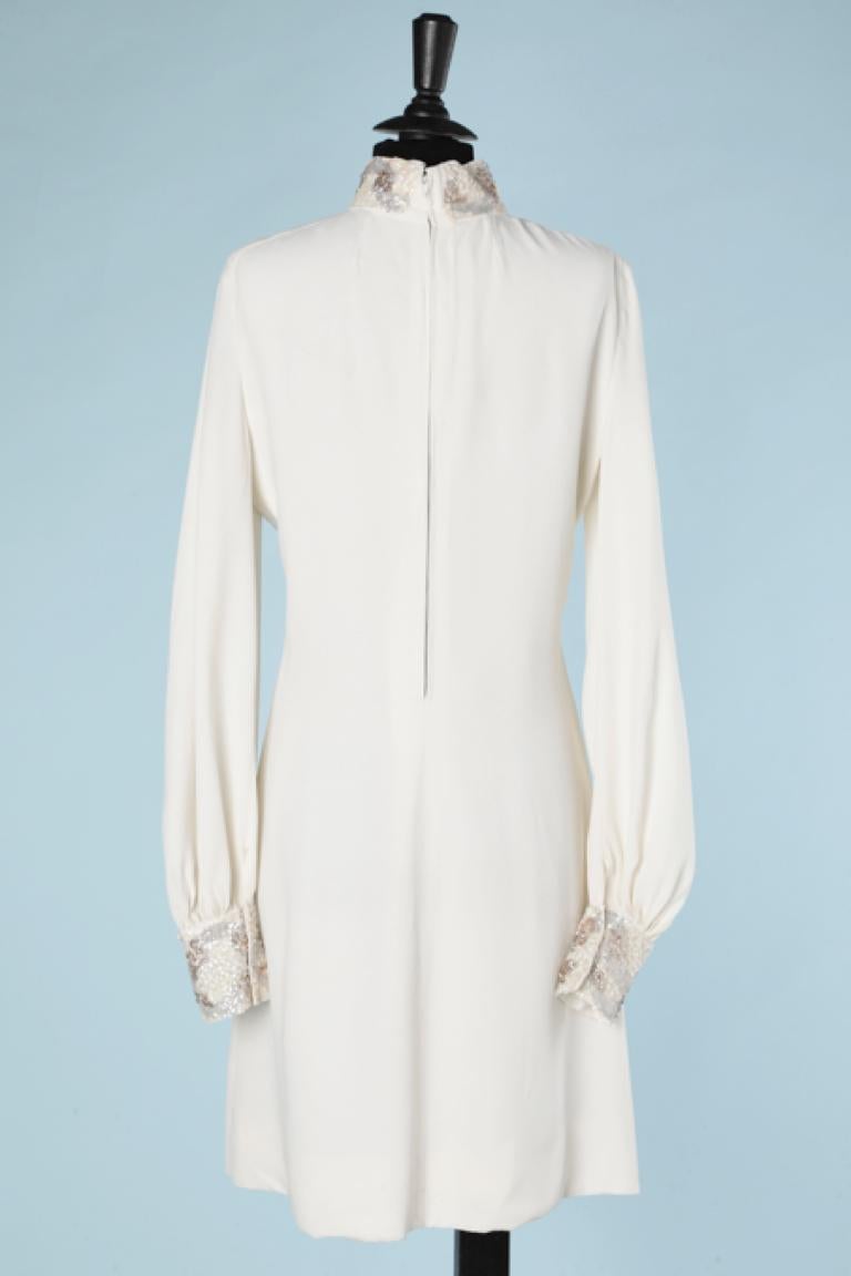Robe de cocktail en crêpe blanc avec col et poignet perlés  Pour femmes en vente