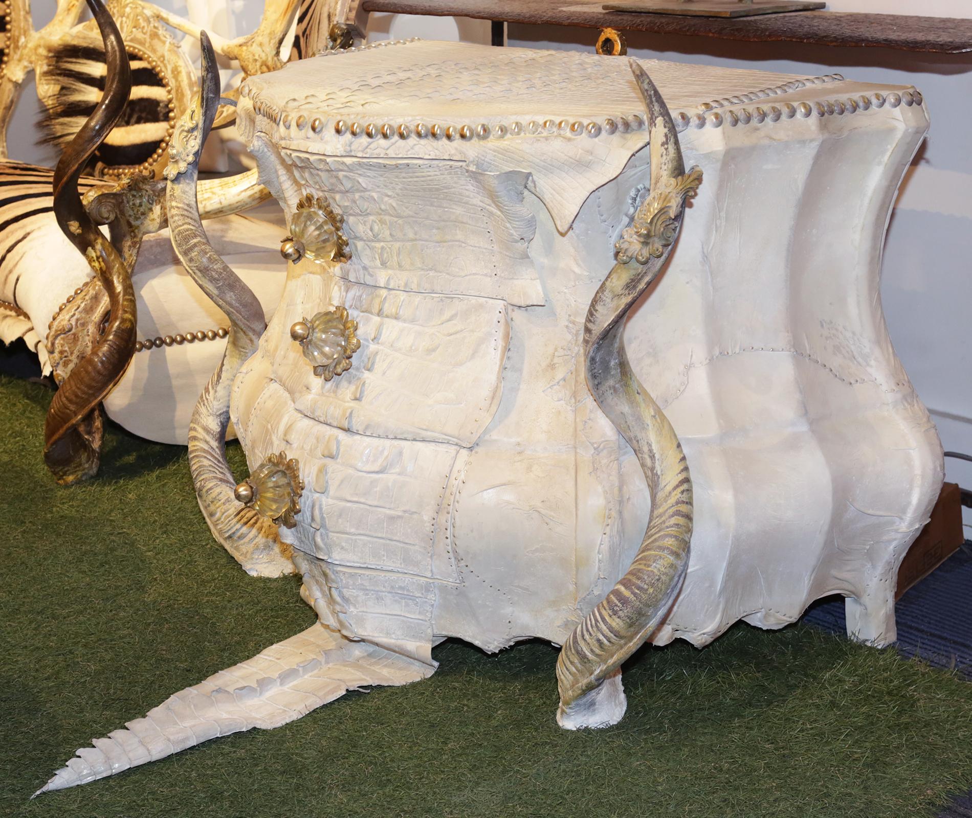 Cassettiera bianca Alligatorcroco realizzata con struttura
in legno massiccio di faggio rivestito in alligatore tinto di bianco
pelle. Con 3 cassetti rivestiti all'interno con pura lana d'agnello di
Mongolia. Con 3 maniglie in cristallo. Con 2 corna