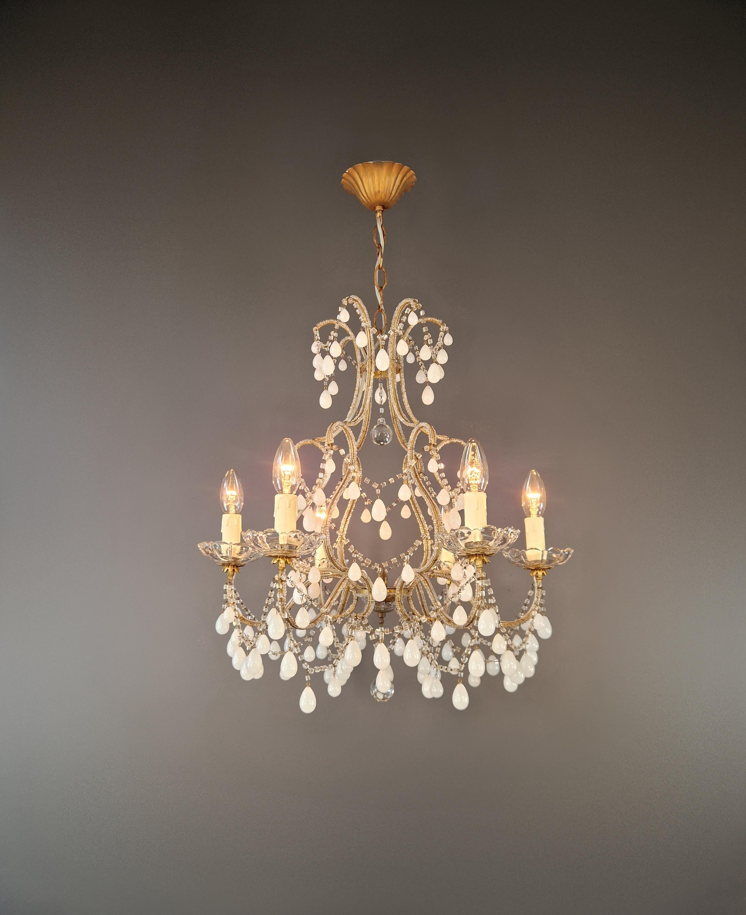 Magnifico lampadario restaurato con cristalli bianchi di Murano 

Questo lampadario unico è stato completamente restaurato da noi e combina un'eleganza senza tempo con la migliore maestria artigianale.

Diametro: 55 cm
Altezza totale: 87 cm
Altezza
