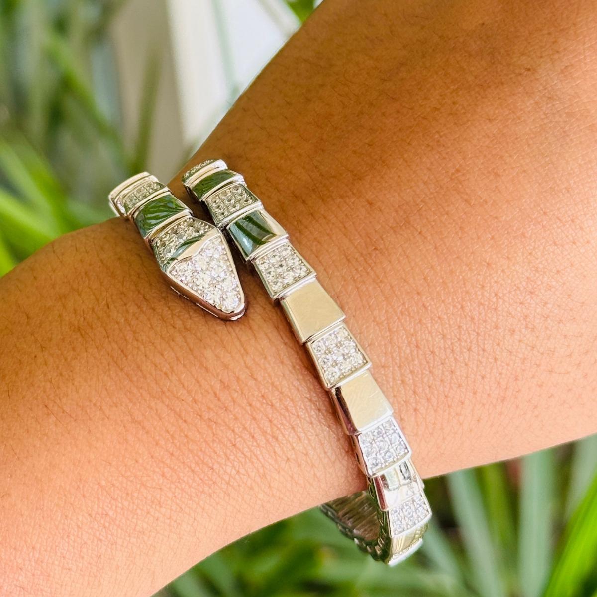 Questo bracciale d'argento in stile bracciale a bracciale d'ispirazione serpente con zirconia cubica bianca è in argento sterling 925, magistralmente disegnato in un elegante stile a bracciale d'ispirazione serpente. Questo pezzo accattivante è